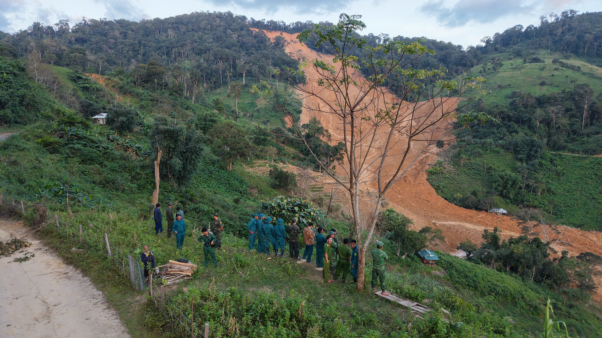 Toàn cảnh từ flycam vụ sạt lở kinh hoàng nghi vùi lấp 3 người ở Đà Nẵng- Ảnh 6.