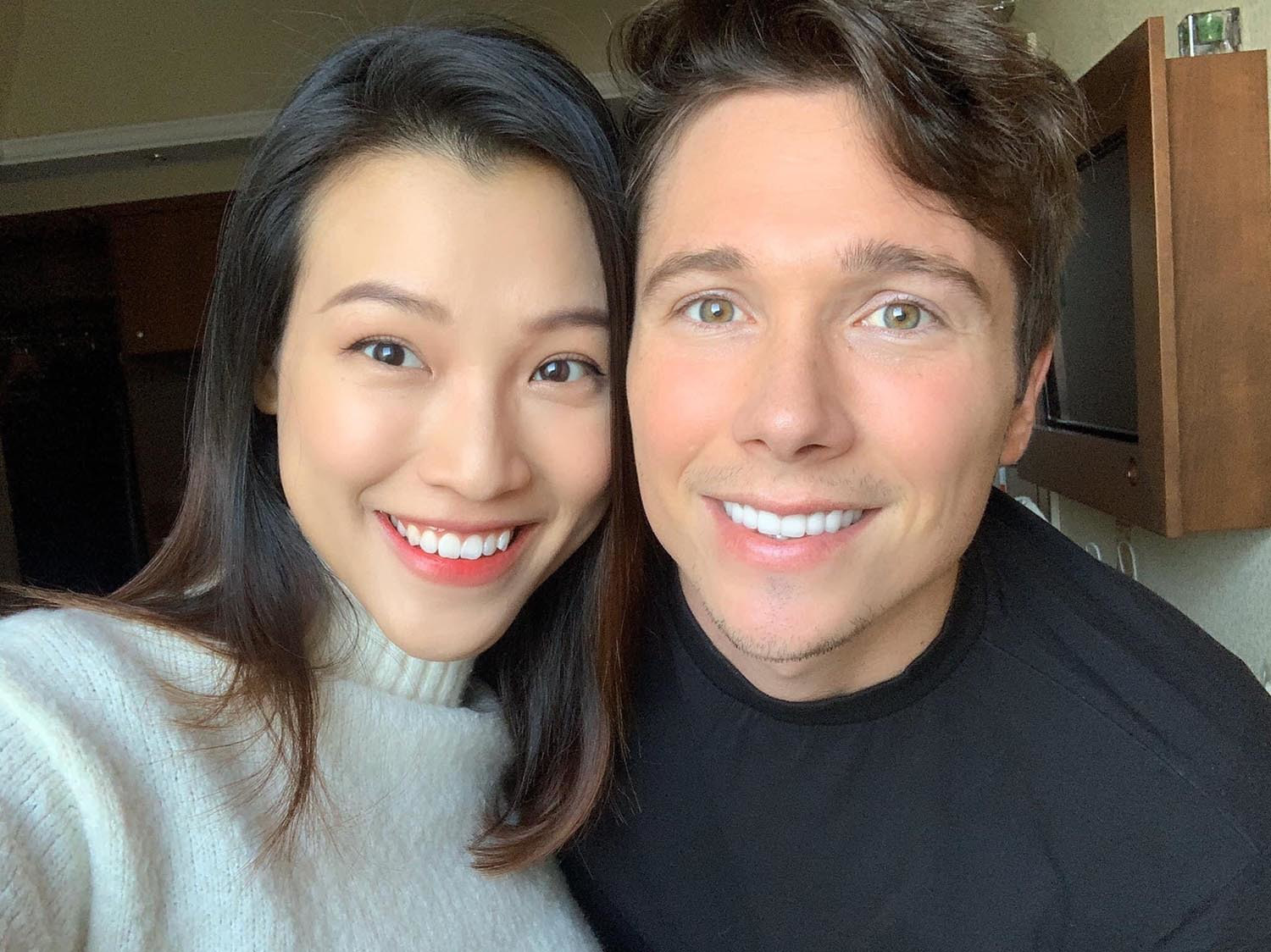 Chồng cũ MC Hoàng Oanh quỳ gối cầu hôn bạn gái mới sau 3 năm ly hôn- Ảnh 7. Chồng cũ MC Hoàng Oanh quỳ gối cầu hôn bạn gái mới sau 3 năm ly hôn- Ảnh 7.