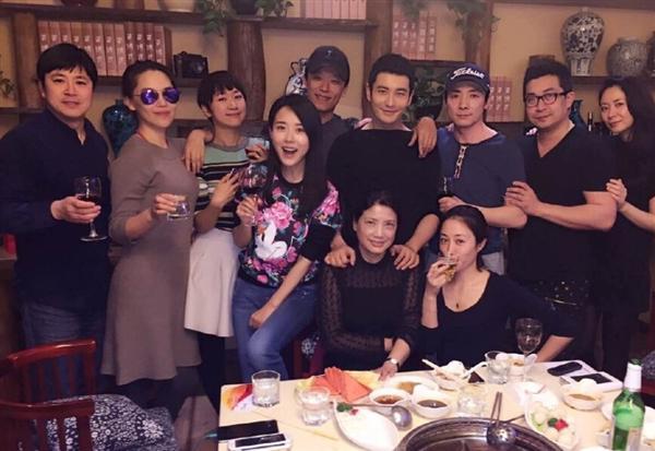 Họp lớp sau 20 năm: Nhìn cách dùng tiền là biết ai thật sự vững - ai chỉ đang cố tỏ ra giàu- Ảnh 1. Họp lớp sau 20 năm: Nhìn cách dùng tiền là biết ai thật sự vững - ai chỉ đang cố tỏ ra giàu- Ảnh 1.