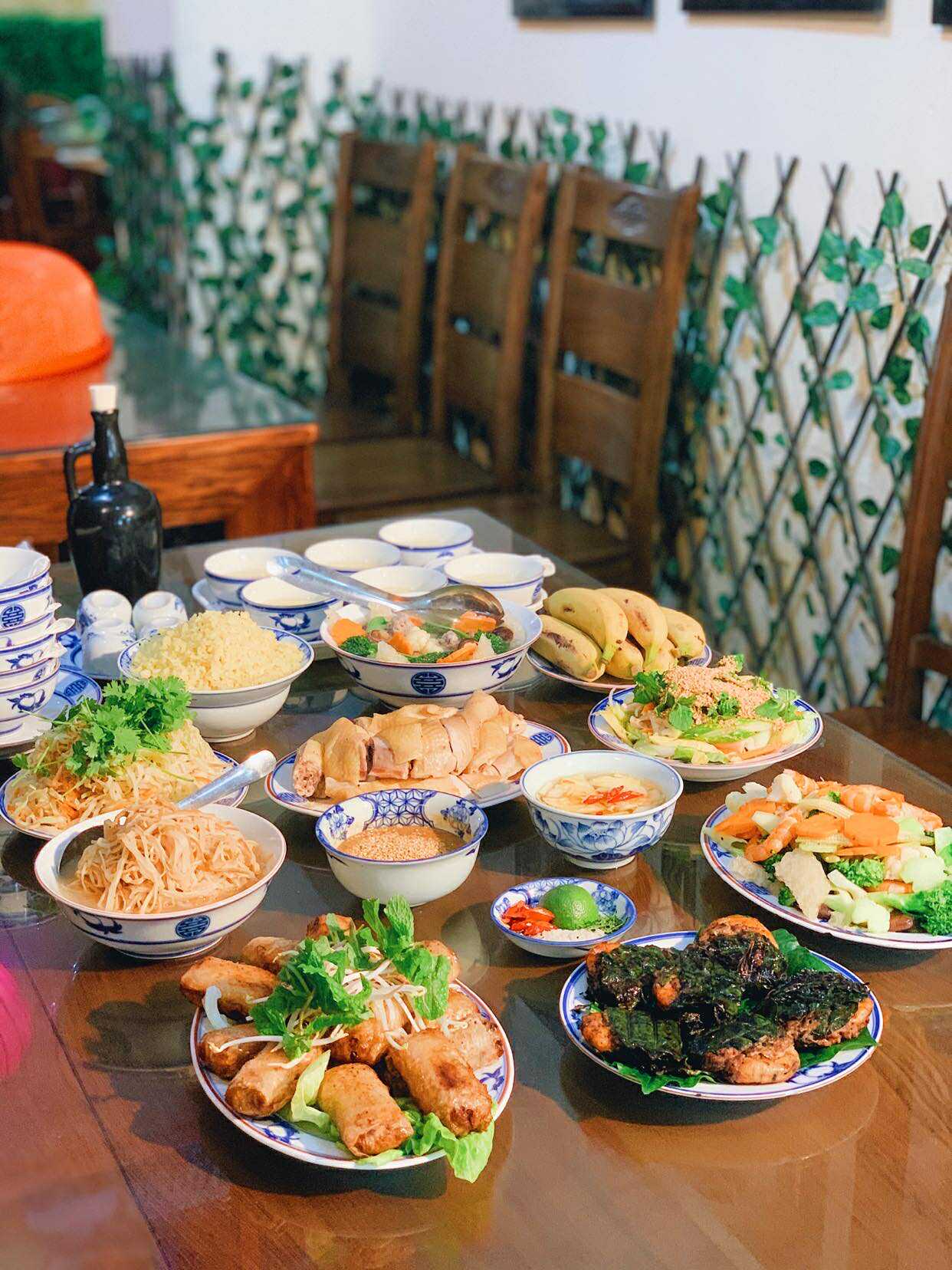 Tranh cãi cỗ Bát Tràng 2,7 triệu/mâm 6 người bị chê đắt: Người từng ăn nói gì?- Ảnh 1. Tranh cãi cỗ Bát Tràng 2,7 triệu/mâm 6 người bị chê đắt: Người từng ăn nói gì?- Ảnh 1.