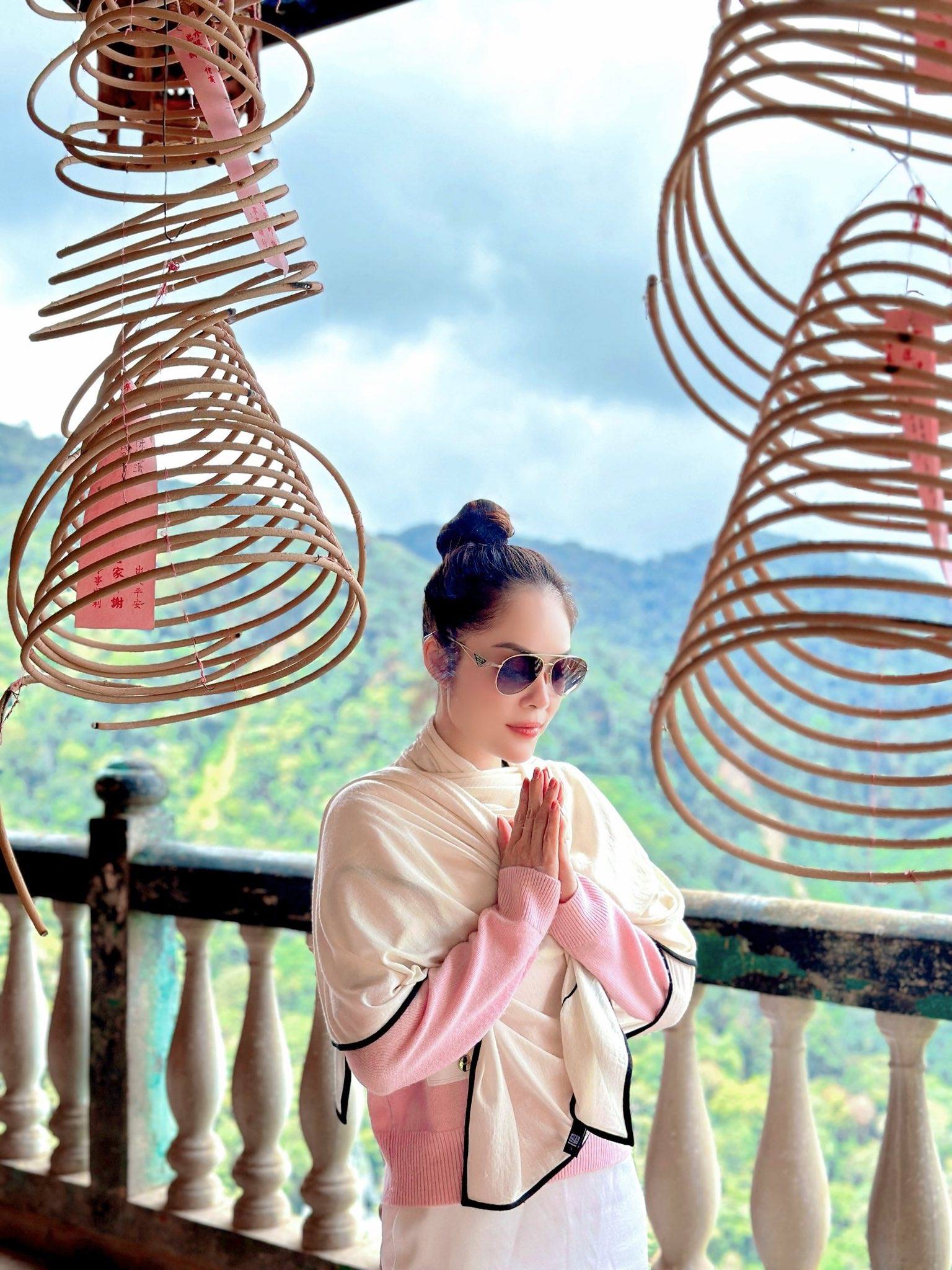 Loạt sao Việt vào chia buồn cùng Dương Cẩm Lynh- Ảnh 2. Loạt sao Việt vào chia buồn cùng Dương Cẩm Lynh- Ảnh 2.