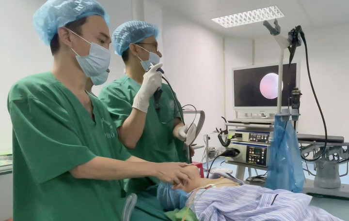 Bé trai 3 tuổi ở Quảng Trị bị kim chọc tủy rơi xuống đường thở khi làm răng- Ảnh 1.