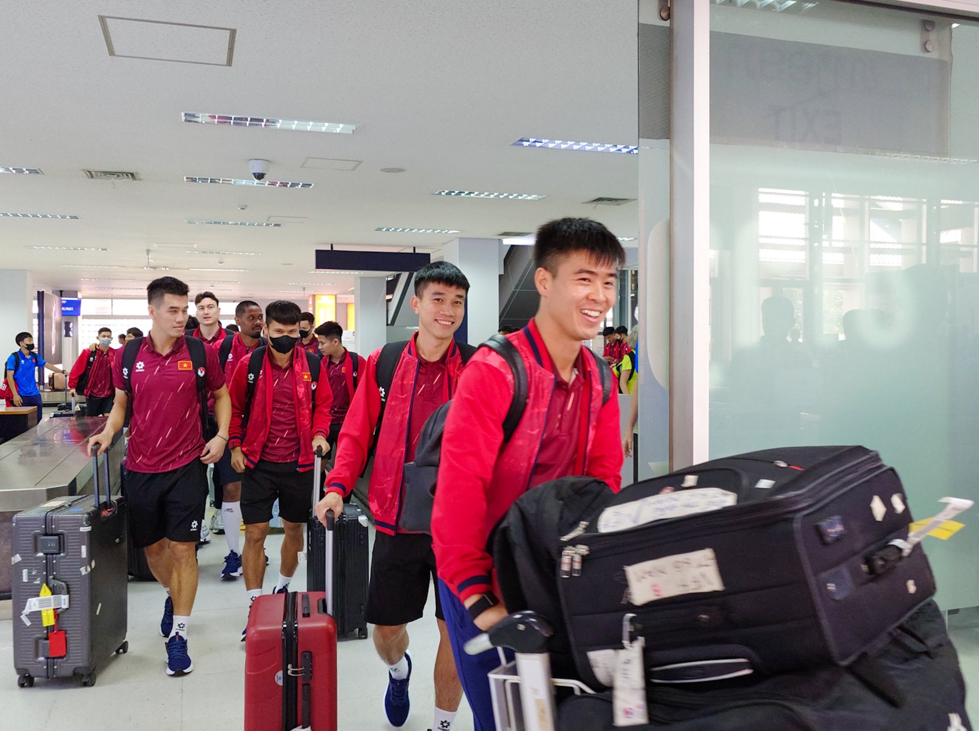 Xuân Son gây sốt với mái tóc xoăn bồng bềnh tại Lào- Ảnh 4. Xuân Son gây sốt với mái tóc xoăn bồng bềnh tại Lào- Ảnh 4.