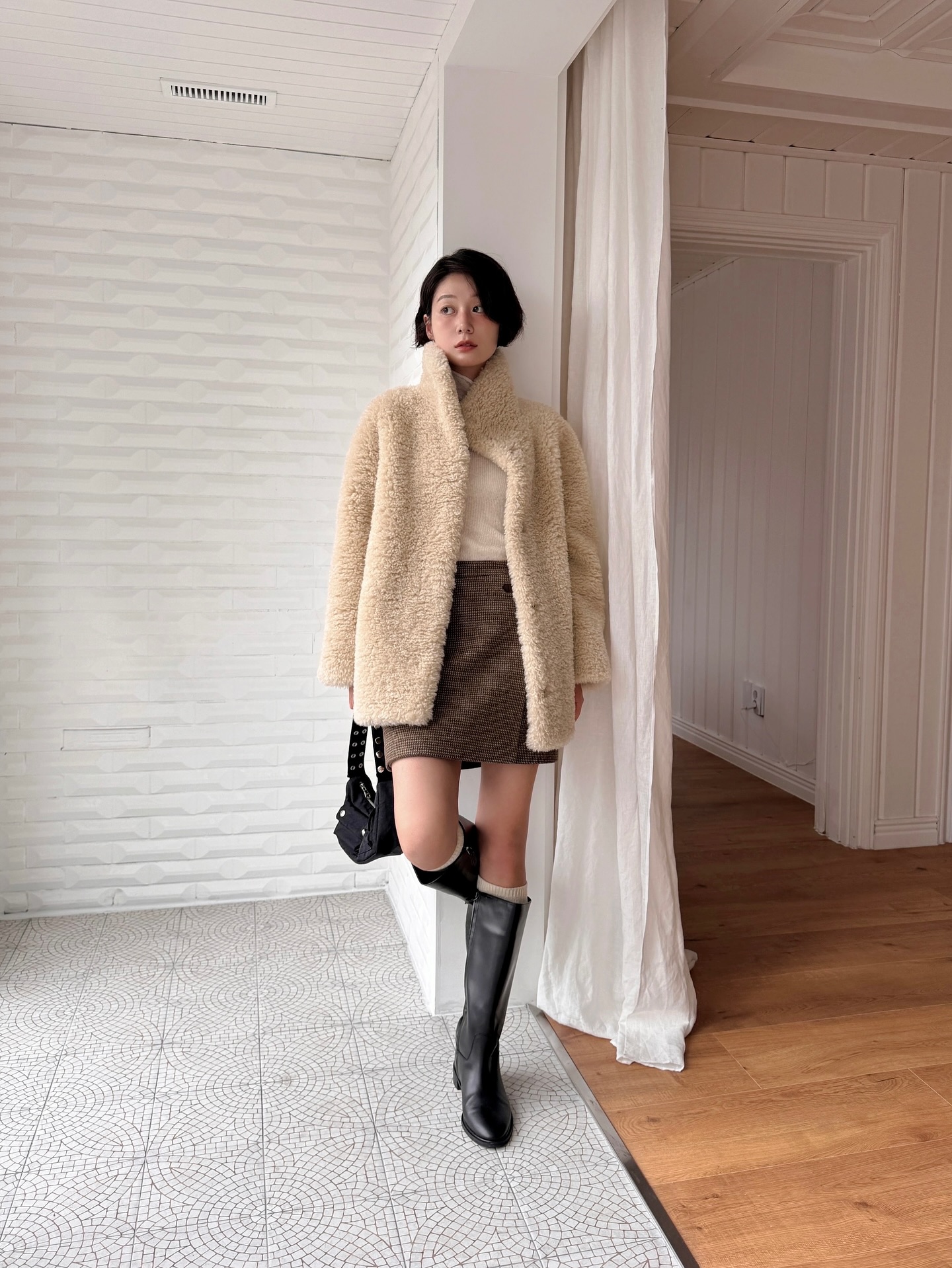 Mùa đông vẫn nên mặc chân váy ngắn vì có 10 cách diện đẹp long lanh- Ảnh 3. Mùa đông vẫn nên mặc chân váy ngắn vì có 10 cách diện đẹp long lanh- Ảnh 3.