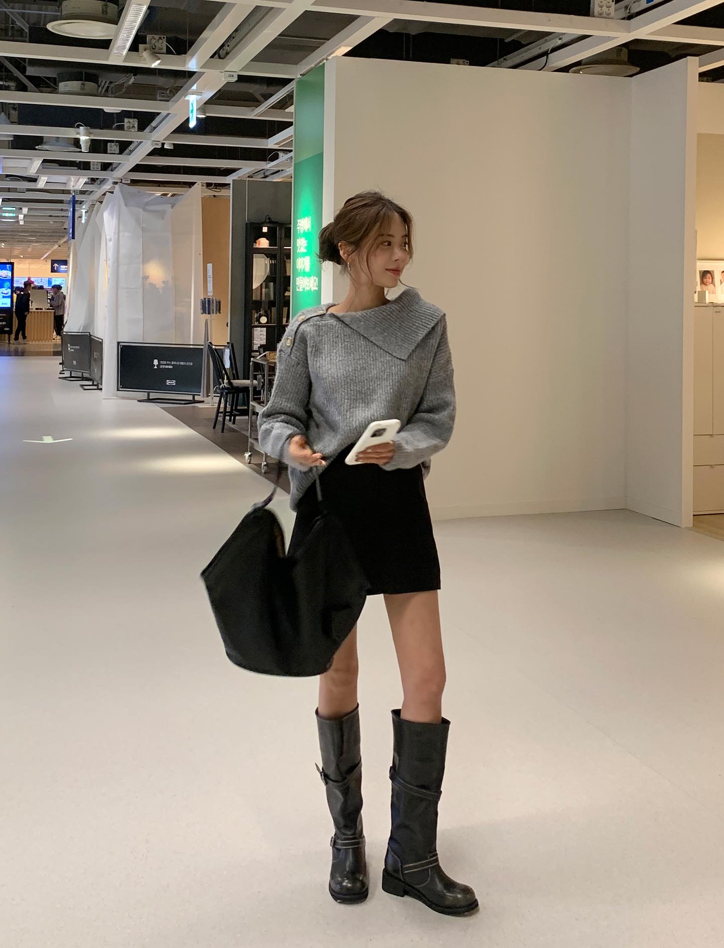 Mùa đông vẫn nên mặc chân váy ngắn vì có 10 cách diện đẹp long lanh- Ảnh 6. Mùa đông vẫn nên mặc chân váy ngắn vì có 10 cách diện đẹp long lanh- Ảnh 6.