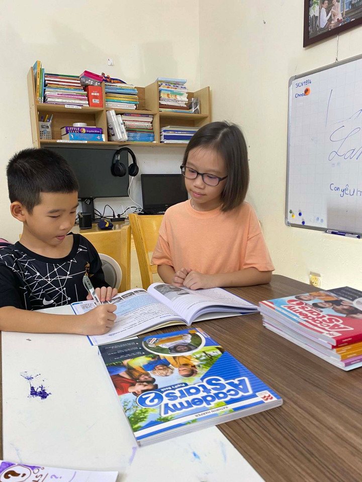 Cô bé 9 tuổi gây sốt vì dạy em trai "chất" như cô giáo, nói tiếng Anh siêu chuẩn- Ảnh 2.