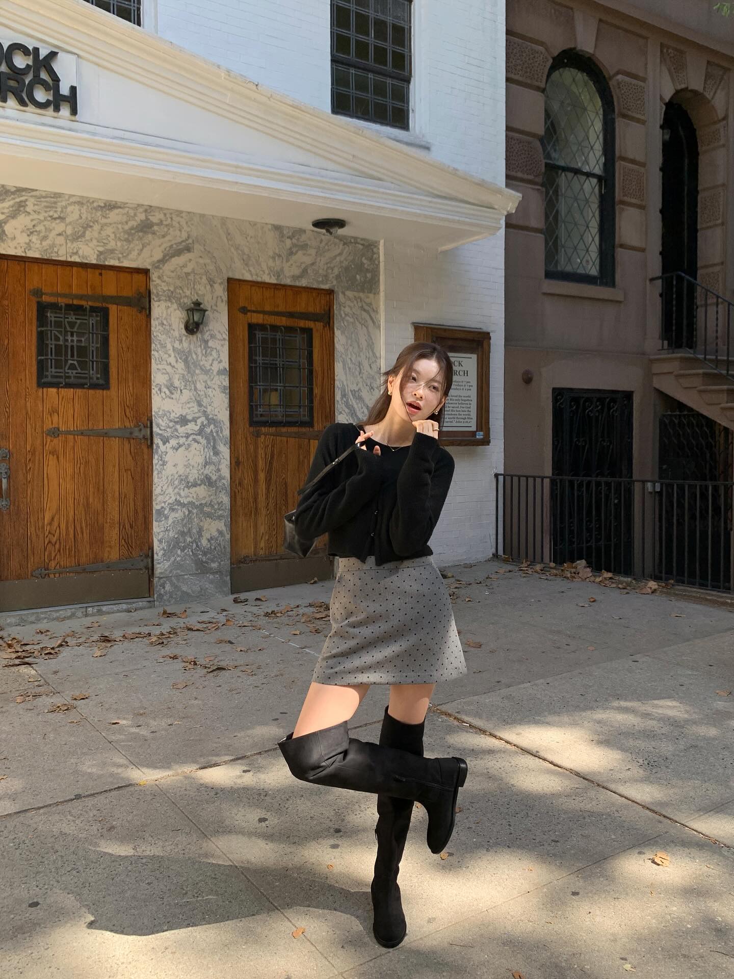 Mùa đông vẫn nên mặc chân váy ngắn vì có 10 cách diện đẹp long lanh- Ảnh 8. Mùa đông vẫn nên mặc chân váy ngắn vì có 10 cách diện đẹp long lanh- Ảnh 8.