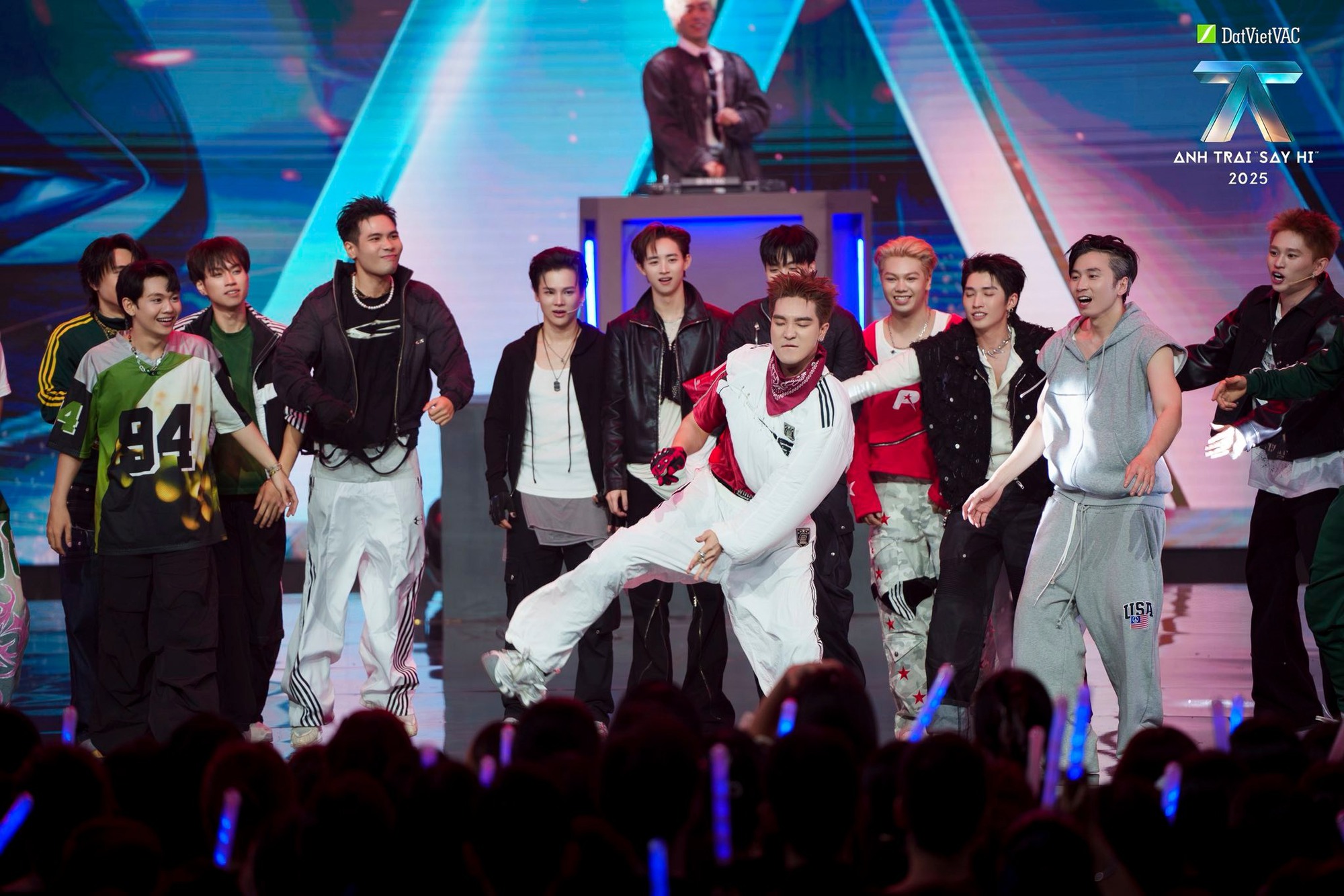 Chuyện gì đây: 1 Anh Trai Say Hi công khai đăng ảnh hôn má, nói lời yêu với hot TikToker CiiN!- Ảnh 8. Chuyện gì đây: 1 Anh Trai Say Hi công khai đăng ảnh hôn má, nói lời yêu với hot TikToker CiiN!- Ảnh 8.