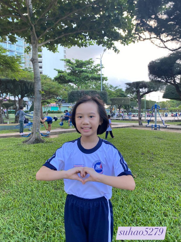 Cô bé 9 tuổi gây sốt vì dạy em trai "chất" như cô giáo, nói tiếng Anh siêu chuẩn- Ảnh 9.