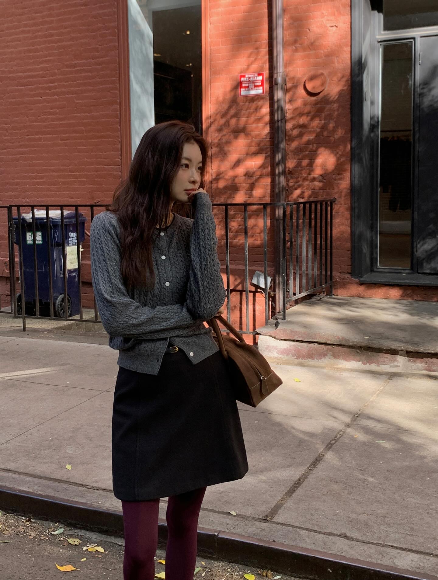 Mùa đông vẫn nên mặc chân váy ngắn vì có 10 cách diện đẹp long lanh- Ảnh 9. Mùa đông vẫn nên mặc chân váy ngắn vì có 10 cách diện đẹp long lanh- Ảnh 9.