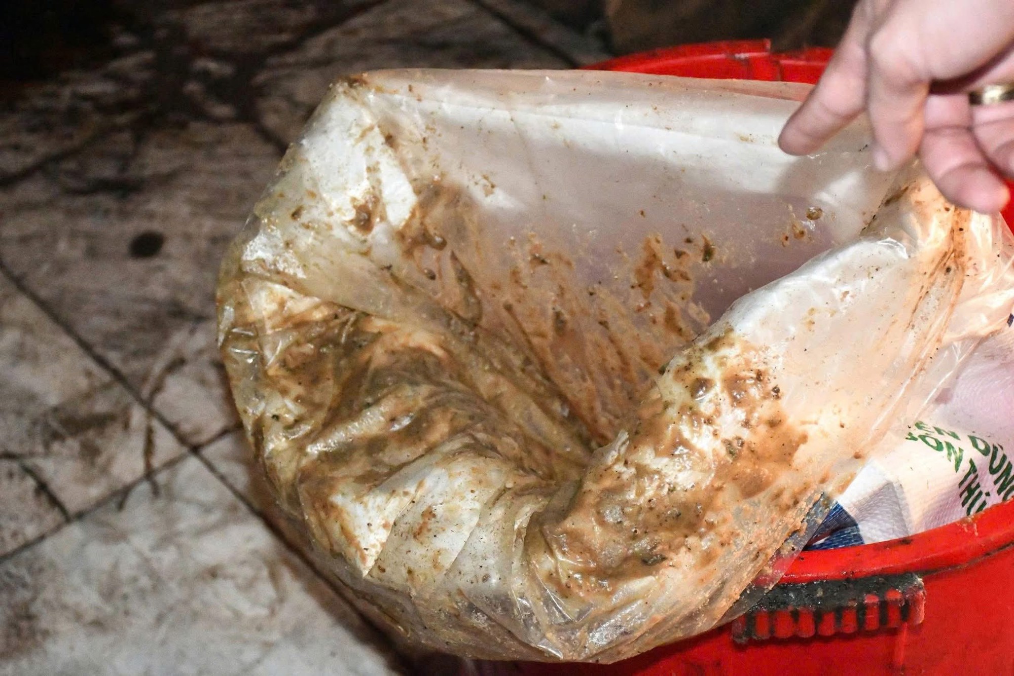 Rùng mình cảnh tượng bên trong cơ sở nấu mỡ bẩn giữa nghĩa trang: Hình ảnh khiến ai cũng kinh hãi- Ảnh 6.