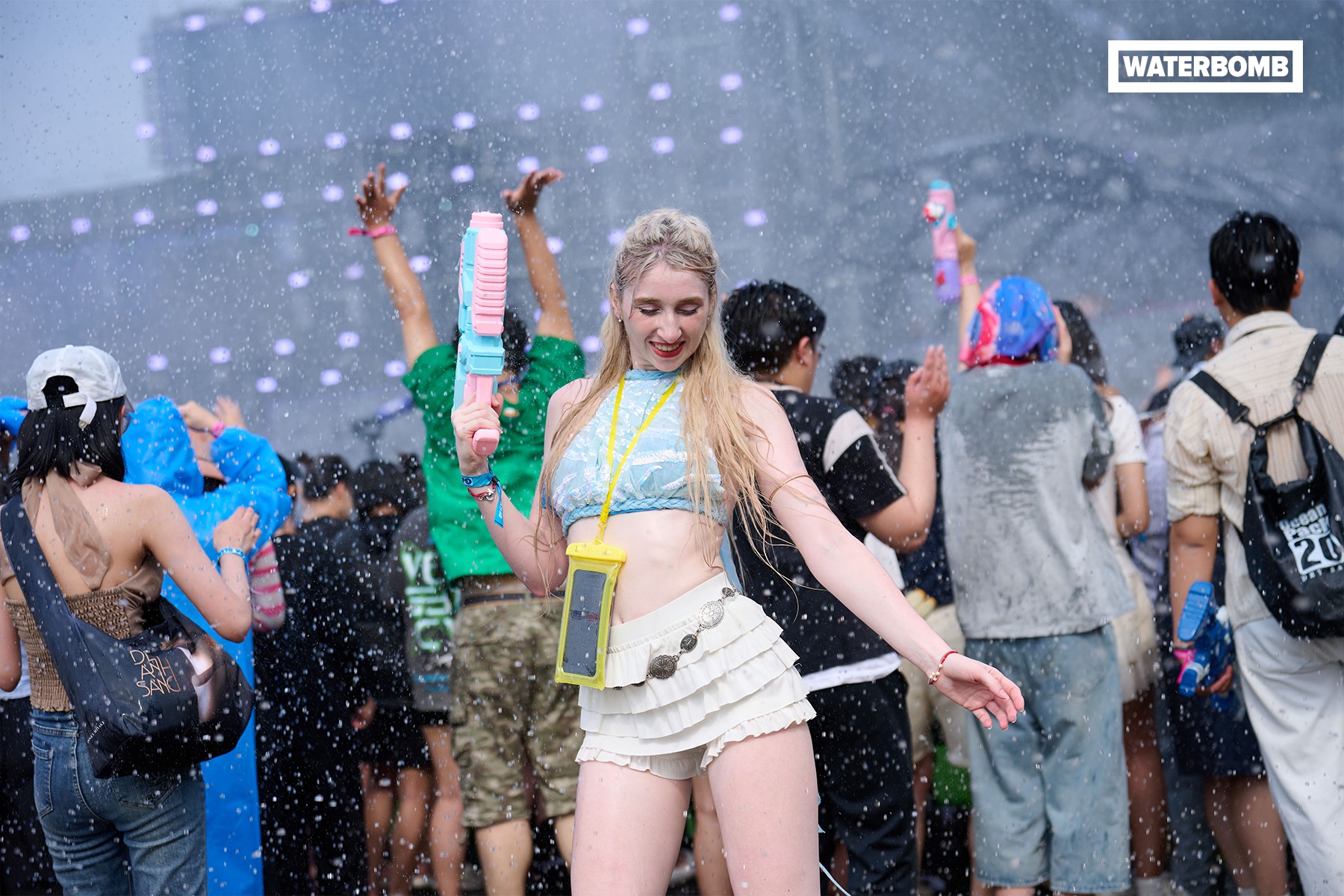 Tuyệt chiêu “Không Chơi Không Được”: Giới trẻ thích thú khám phá "Vũ Trụ Vui Chơi" đa chiều chỉ có tại WATERBOMB- Ảnh 6. Tuyệt chiêu “Không Chơi Không Được”: Giới trẻ thích thú khám phá "Vũ Trụ Vui Chơi" đa chiều chỉ có tại WATERBOMB- Ảnh 6.