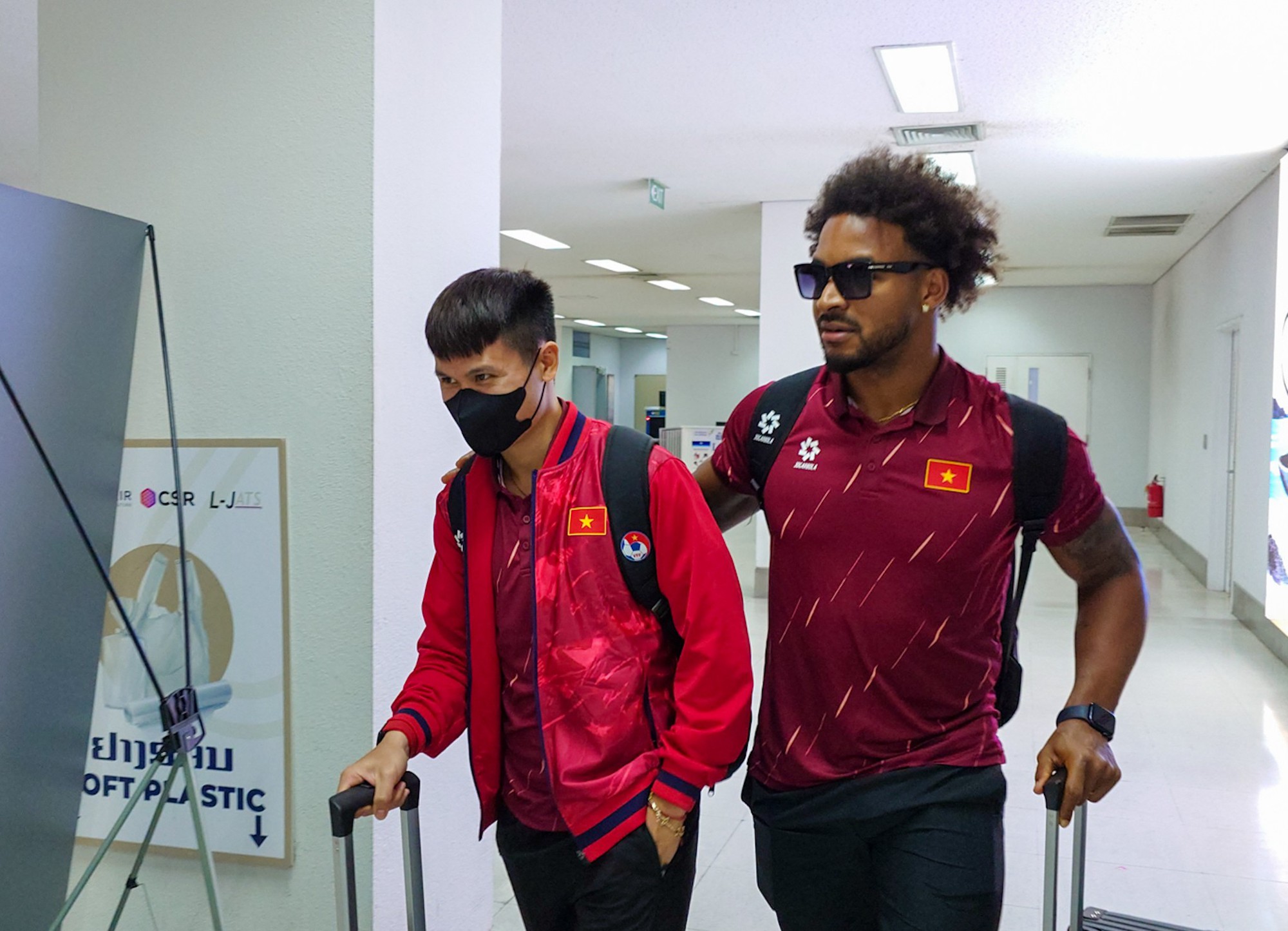 Xuân Son gây sốt với mái tóc xoăn bồng bềnh tại Lào- Ảnh 1. Xuân Son gây sốt với mái tóc xoăn bồng bềnh tại Lào- Ảnh 1.