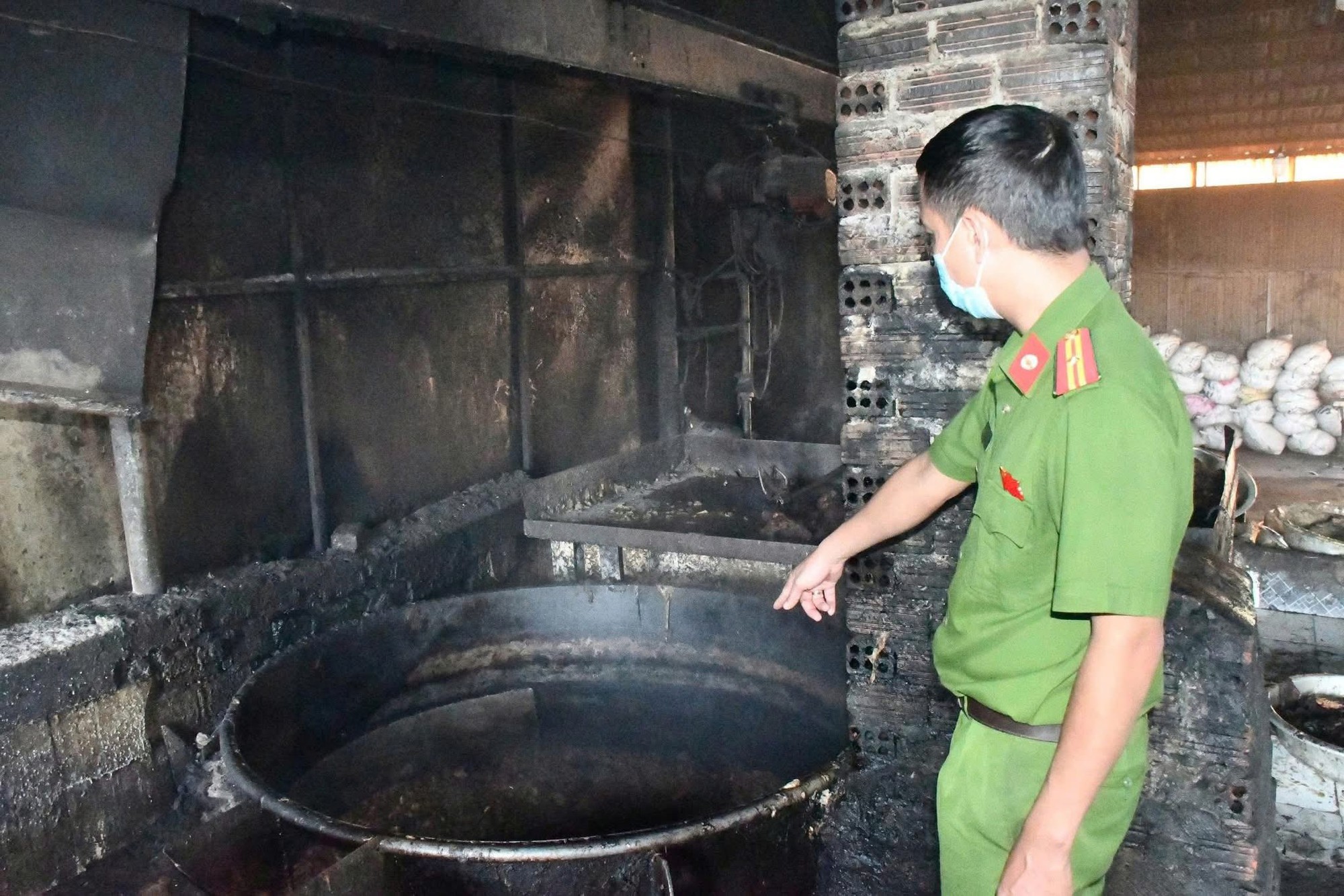 Rùng mình cảnh tượng bên trong cơ sở nấu mỡ bẩn giữa nghĩa trang: Hình ảnh khiến ai cũng kinh hãi- Ảnh 5.