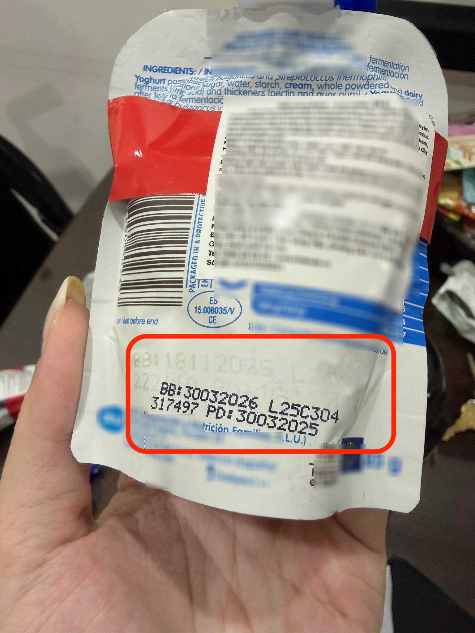 Mua sữa chua cho con, mẹ hãi hùng phát hiện sự bất thường ở hạn sử dụng khiến hội bỉm sữa hoang mang- Ảnh 2. Mua sữa chua cho con, mẹ hãi hùng phát hiện sự bất thường ở hạn sử dụng khiến hội bỉm sữa hoang mang- Ảnh 2.