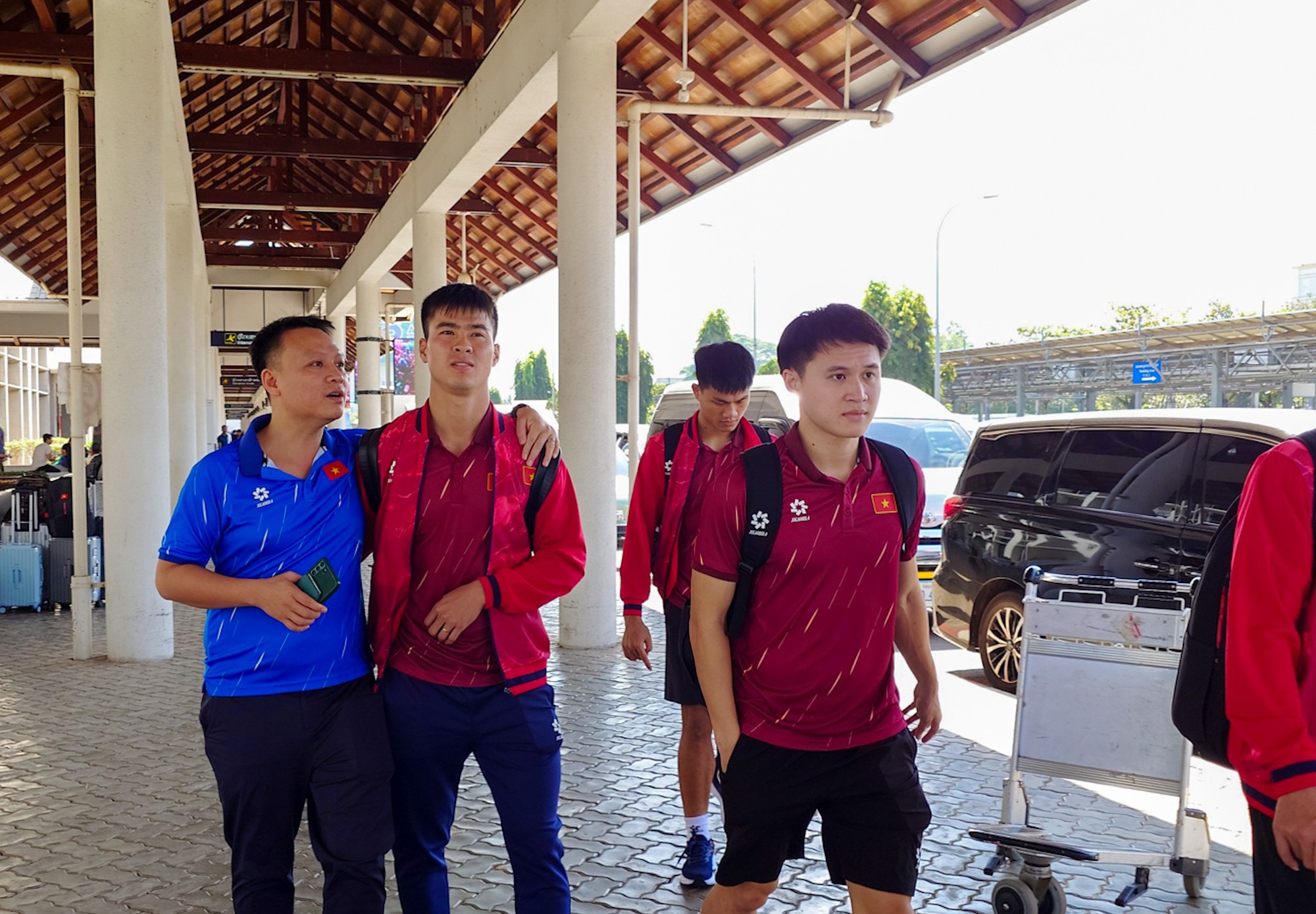 Xuân Son gây sốt với mái tóc xoăn bồng bềnh tại Lào- Ảnh 5. Xuân Son gây sốt với mái tóc xoăn bồng bềnh tại Lào- Ảnh 5.