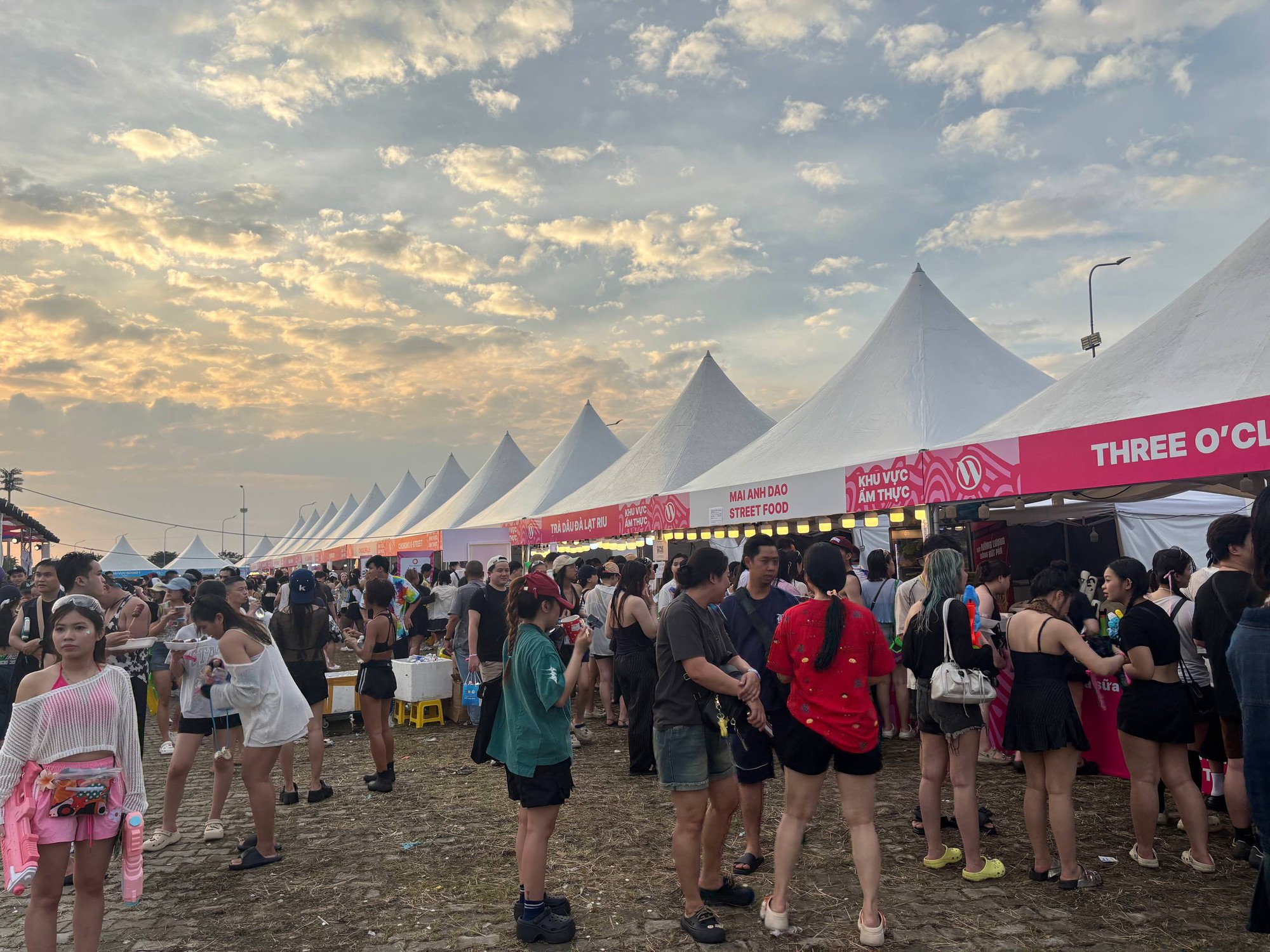 Tuyệt chiêu “Không Chơi Không Được”: Giới trẻ thích thú khám phá "Vũ Trụ Vui Chơi" đa chiều chỉ có tại WATERBOMB- Ảnh 1. Tuyệt chiêu “Không Chơi Không Được”: Giới trẻ thích thú khám phá "Vũ Trụ Vui Chơi" đa chiều chỉ có tại WATERBOMB- Ảnh 1.