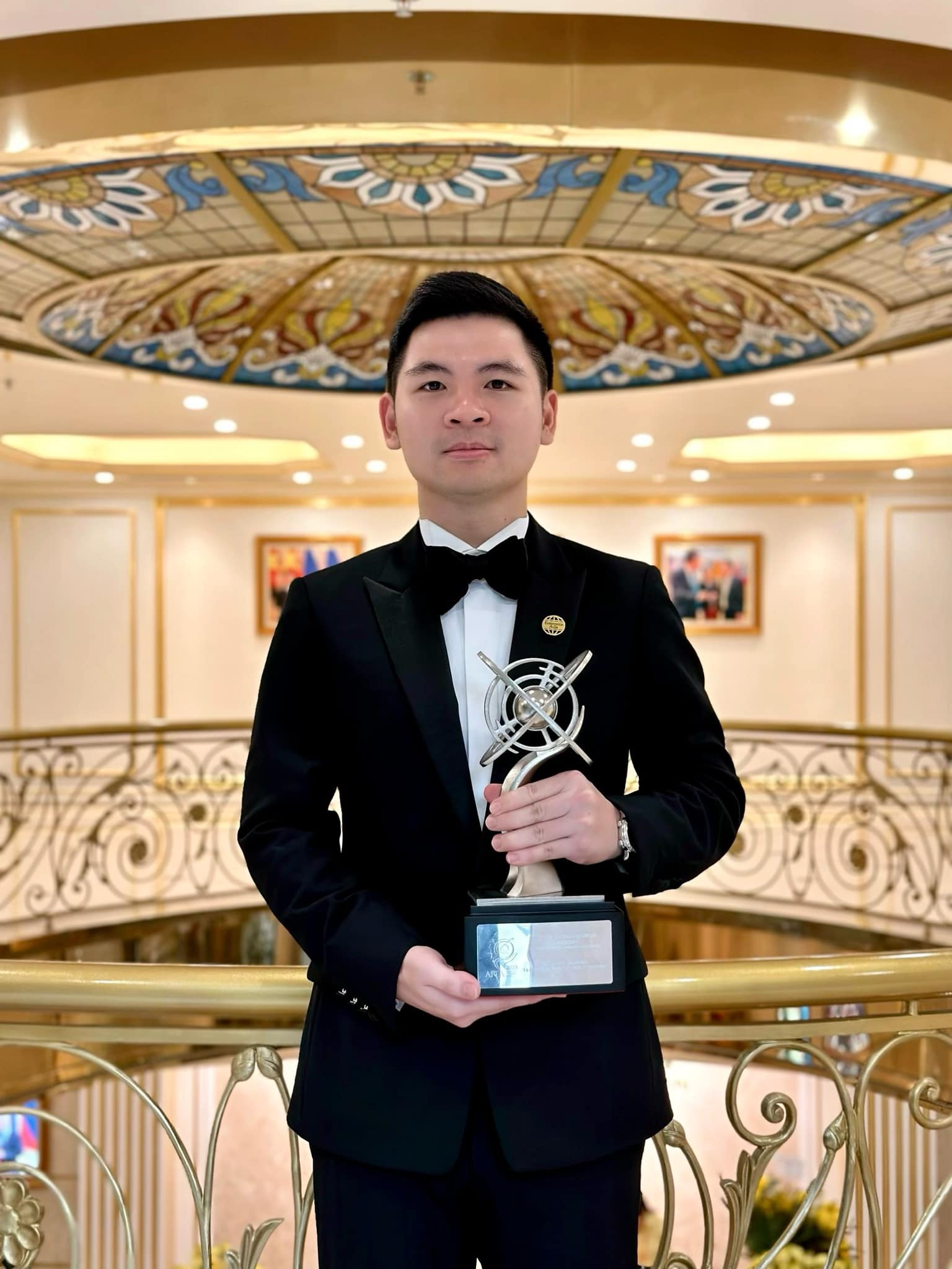 Chủ tịch Đỗ Vinh Quang - chồng Đỗ Mỹ Linh bị người lạ lao vào, dí camera cận mặt: Phản ứng khó tin!- Ảnh 2. Chủ tịch Đỗ Vinh Quang - chồng Đỗ Mỹ Linh bị người lạ lao vào, dí camera cận mặt: Phản ứng khó tin!- Ảnh 2.