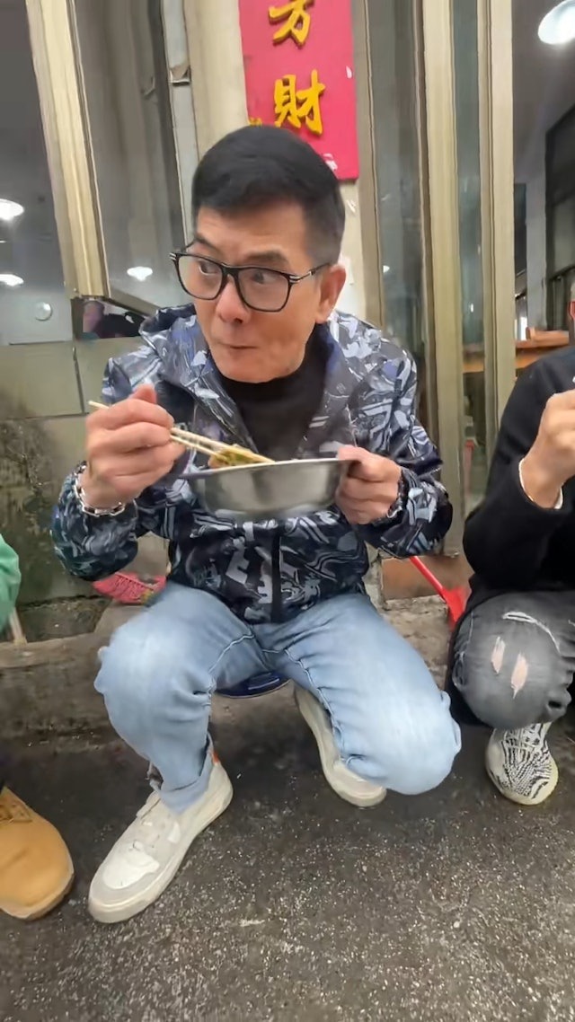 Sự hết thời của nam diễn viên phim giờ vàng: Sáng livestream ăn lẩu phân bò, tối đẩy xe bán bò viên vỉa hè- Ảnh 10. Sự hết thời của nam diễn viên phim giờ vàng: Sáng livestream ăn lẩu phân bò, tối đẩy xe bán bò viên vỉa hè- Ảnh 10.