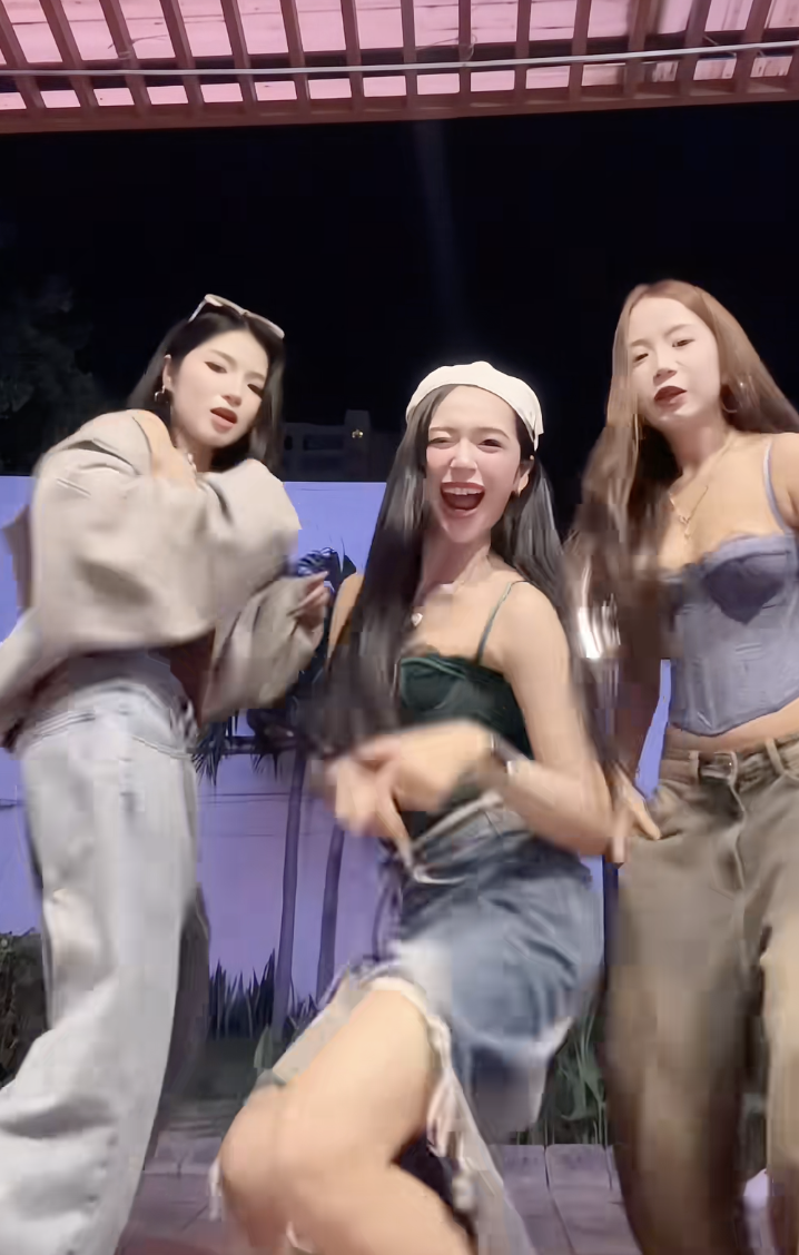 Danh tính hội siêu nhân gao "quậy" tưng bừng: 1 người được gọi là "phú bà", từng thi Hoa hậu- Ảnh 15. Danh tính hội siêu nhân gao "quậy" tưng bừng: 1 người được gọi là "phú bà", từng thi Hoa hậu- Ảnh 15.