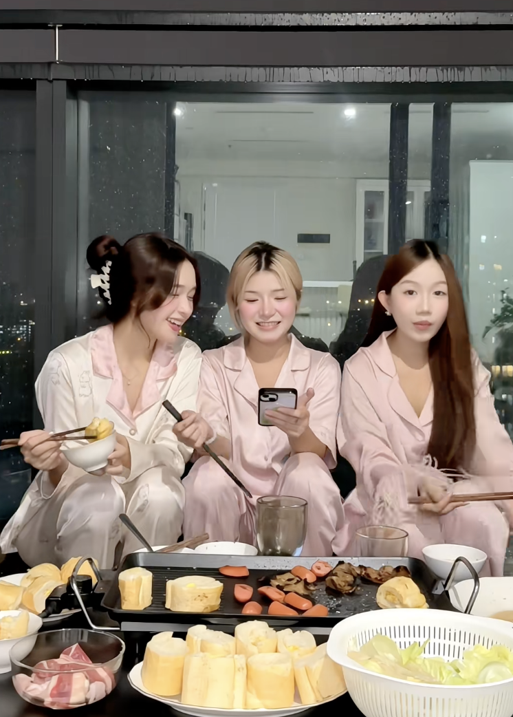 Danh tính hội siêu nhân gao "quậy" tưng bừng: 1 người được gọi là "phú bà", từng thi Hoa hậu- Ảnh 12. Danh tính hội siêu nhân gao "quậy" tưng bừng: 1 người được gọi là "phú bà", từng thi Hoa hậu- Ảnh 12.