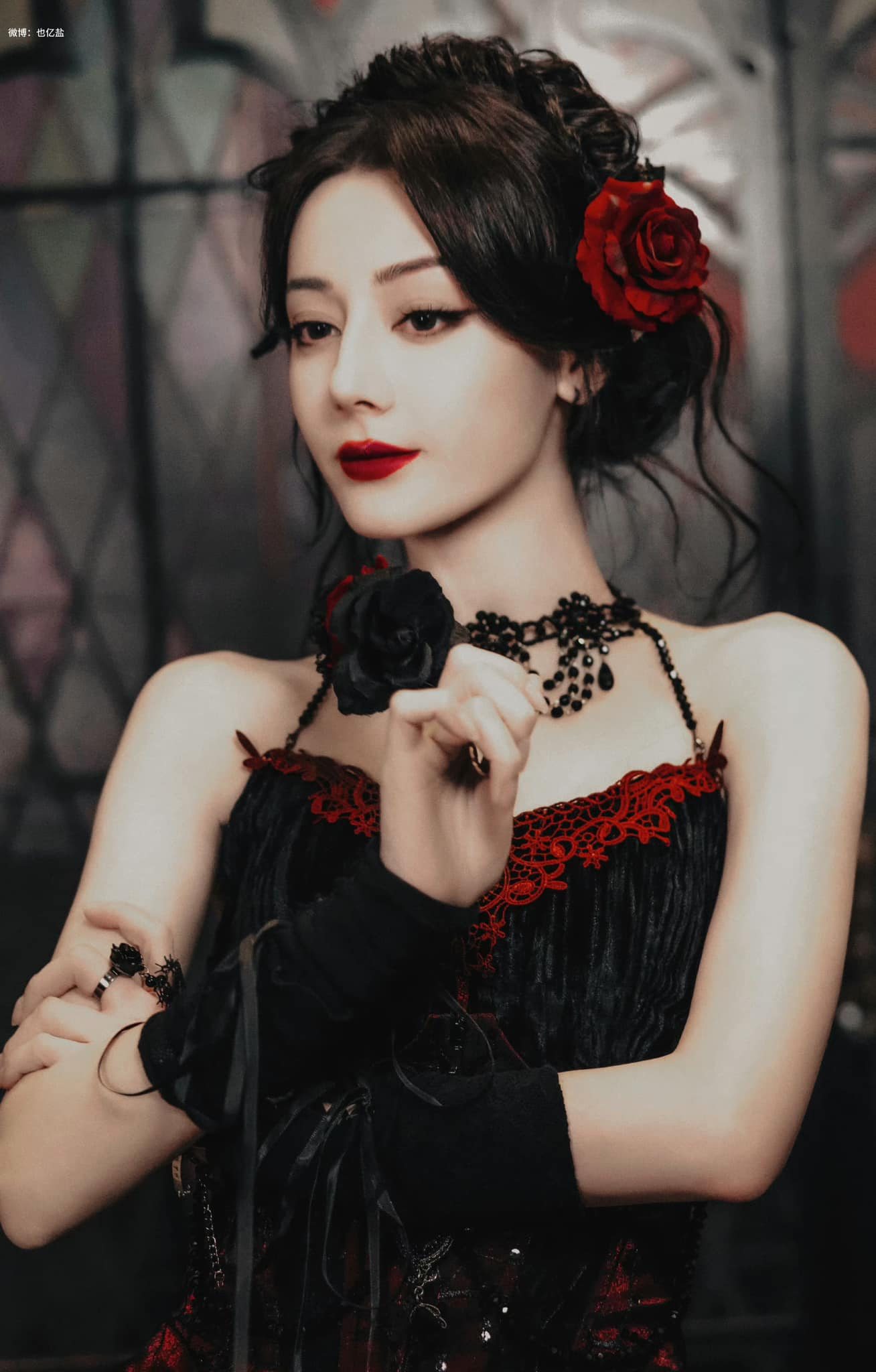 Địch Lệ Nhiệt Ba đang bắt chước Triệu Lộ Tư đấy à?- Ảnh 4. Địch Lệ Nhiệt Ba đang bắt chước Triệu Lộ Tư đấy à?- Ảnh 4.