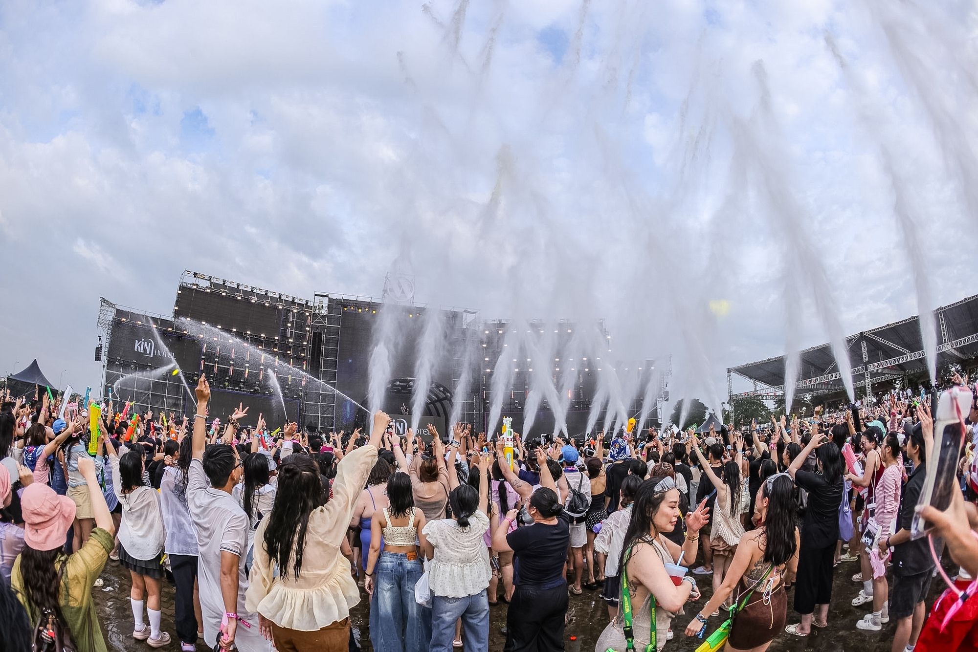 10 tiếng và toàn bộ những điều chưa từng thấy ở WATERBOMB 2025- Ảnh 9. 10 tiếng và toàn bộ những điều chưa từng thấy ở WATERBOMB 2025- Ảnh 9.