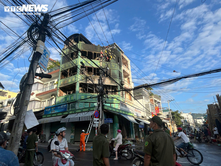 Cháy nhà trọ ở Nha Trang lúc rạng sáng, nhiều người hoảng loạn bỏ chạy- Ảnh 1.