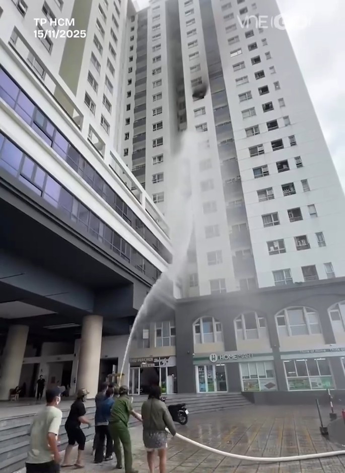 Cháy căn hộ chung cư, hàng trăm người tháo chạy- Ảnh 3.