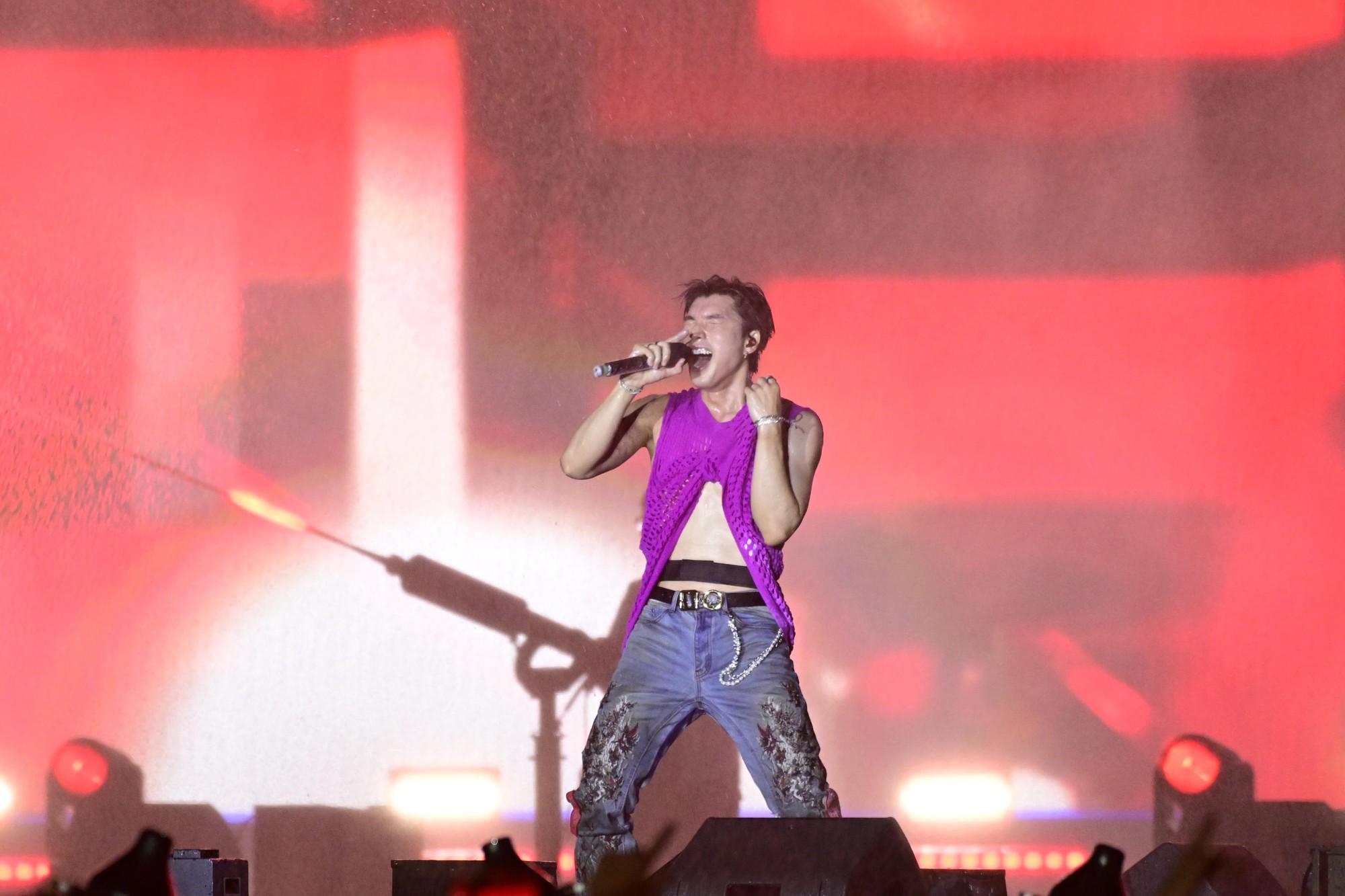 HIEUTHUHAI lộ cả bắp tay bầm tím sau 4 tháng 