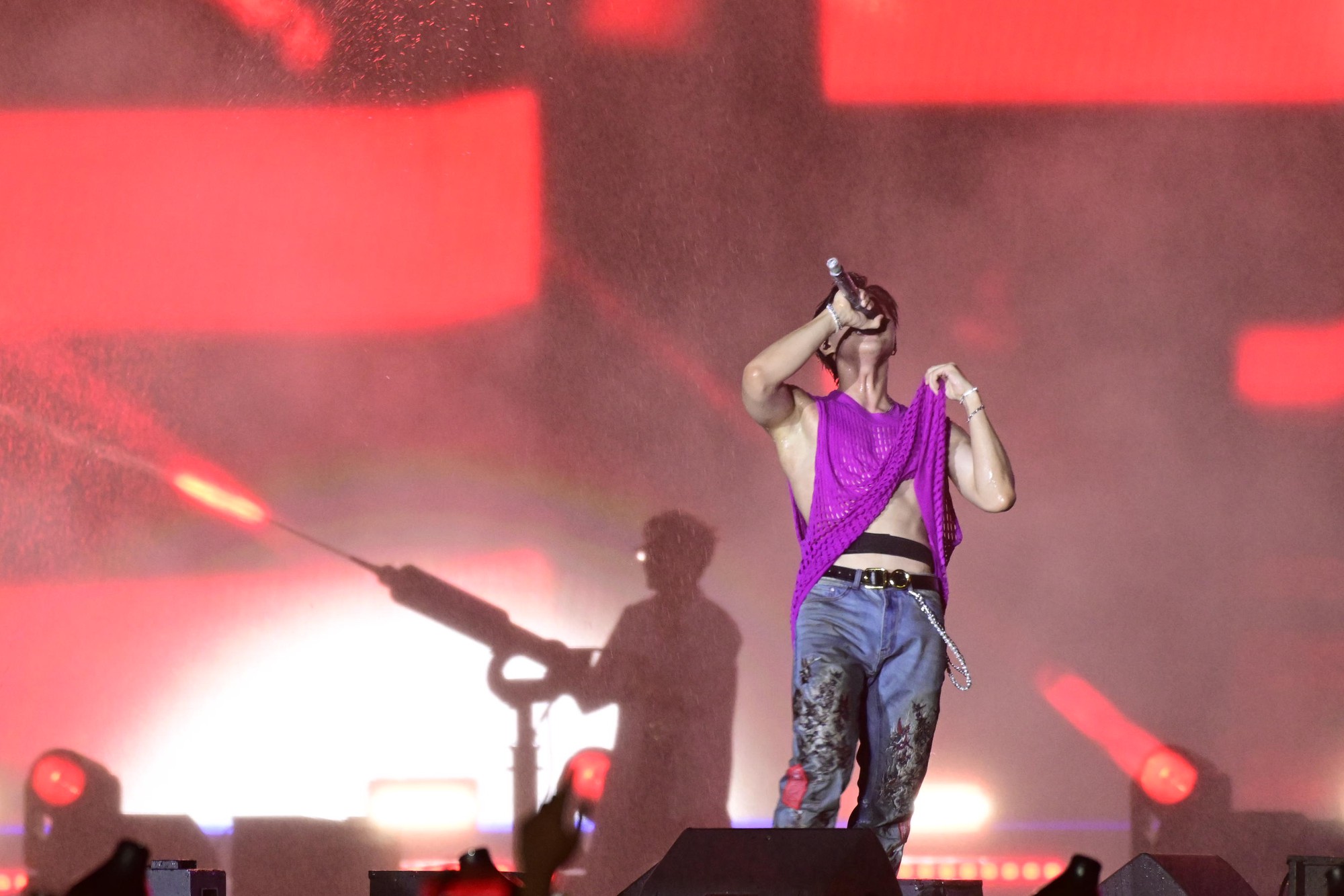 HIEUTHUHAI lộ cả bắp tay bầm tím sau 4 tháng 