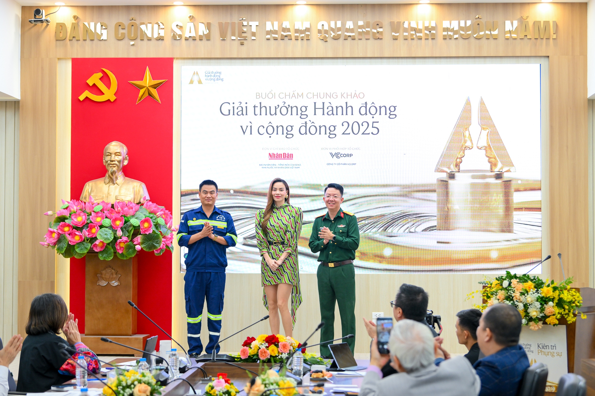 Hồ Ngọc Hà: Không cần mặc quá đẹp, ăn quá ngon; chỉ cần duy trì thu nhập để giúp đỡ bà con- Ảnh 5. Hồ Ngọc Hà: Không cần mặc quá đẹp, ăn quá ngon; chỉ cần duy trì thu nhập để giúp đỡ bà con- Ảnh 5.