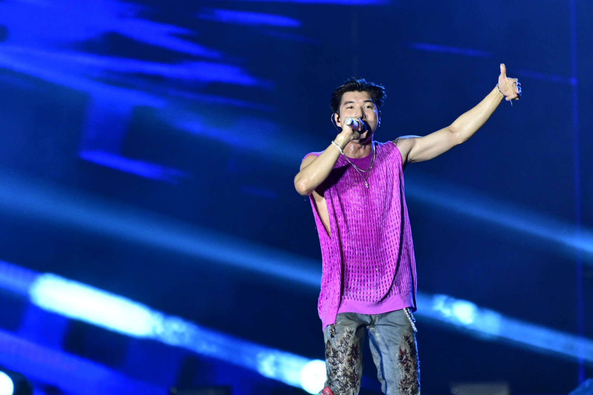 HIEUTHUHAI lộ cả bắp tay bầm tím sau 4 tháng 