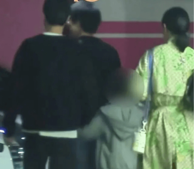 Bức ảnh "mờ căm" của con trai nữ chính phim giờ vàng gây sốt: Có giáo dục tốt hay không, chỉ cần xem khoảnh khắc này!- Ảnh 1.