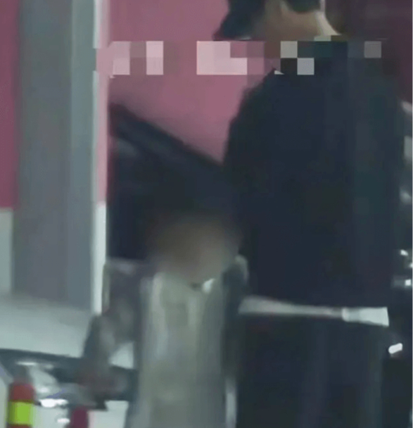 Bức ảnh "mờ căm" của con trai nữ chính phim giờ vàng gây sốt: Có giáo dục tốt hay không, chỉ cần xem khoảnh khắc này!- Ảnh 2.