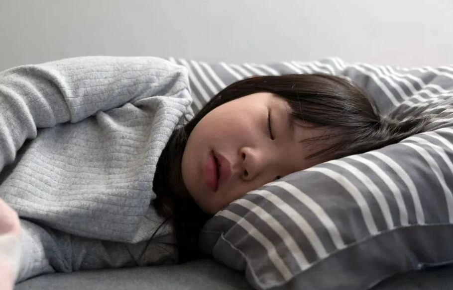 Trẻ có IQ cao, thông minh hơn người thường có 3 sở thích kỳ quặc này khi ngủ: Nếu con bạn có đủ thì xin chúc mừng- Ảnh 2. Trẻ có IQ cao, thông minh hơn người thường có 3 sở thích kỳ quặc này khi ngủ: Nếu con bạn có đủ thì xin chúc mừng- Ảnh 2.