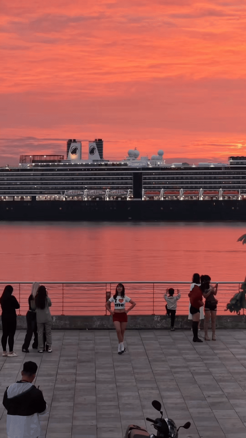 Khung cảnh ở Hạ Long ngay lúc này khiến nhiều người tò mò, nhận xét: Khung cảnh ở Hạ Long ngay lúc này khiến nhiều người tò mò, nhận xét: