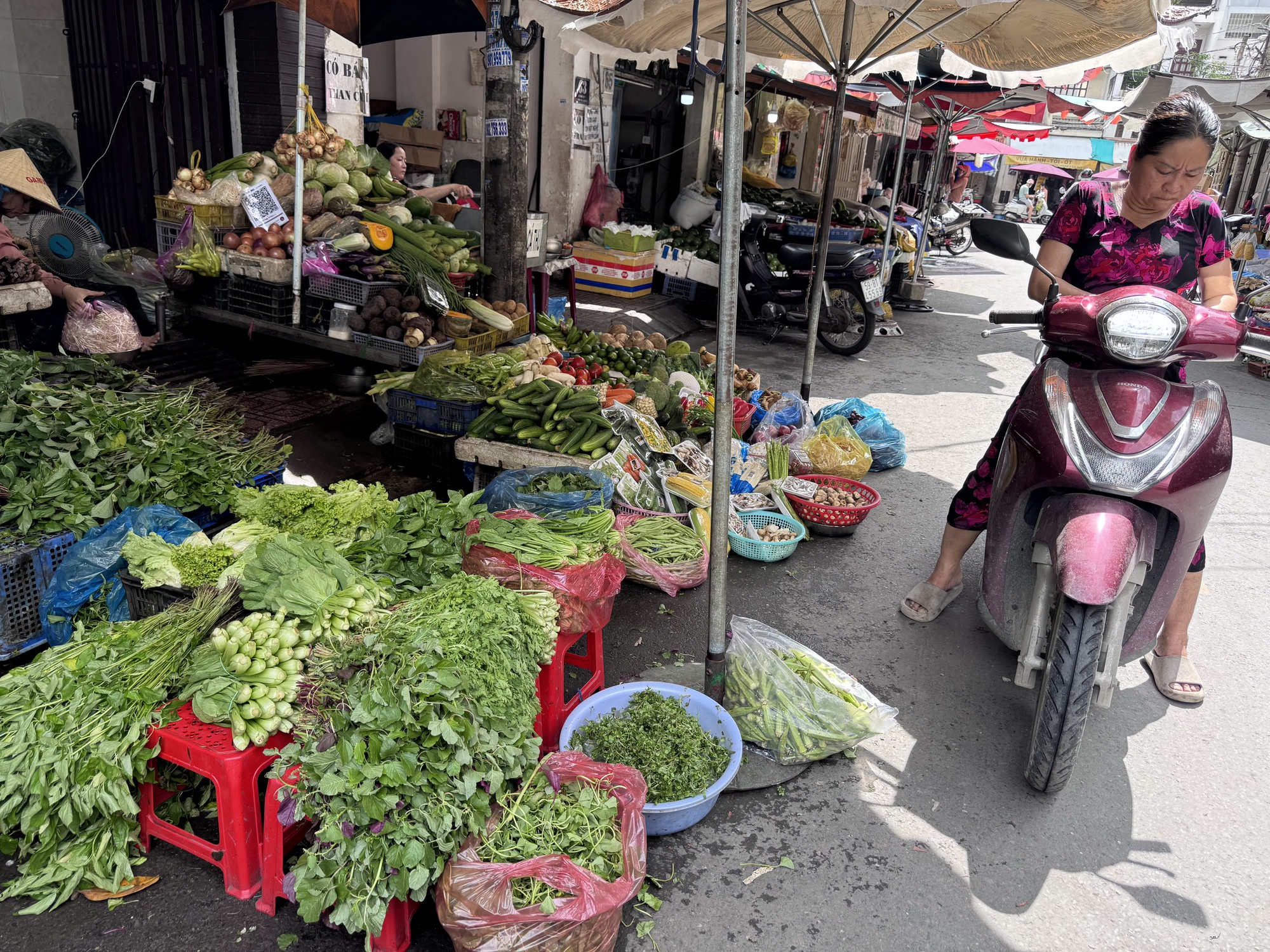 Rau xanh tăng chóng mặt ở chợ bán lẻ, nhiều bà nội trợ thở dài- Ảnh 1.