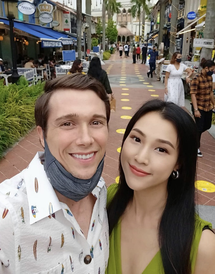 Chồng cũ MC Hoàng Oanh quỳ gối cầu hôn bạn gái mới sau 3 năm ly hôn- Ảnh 8. Chồng cũ MC Hoàng Oanh quỳ gối cầu hôn bạn gái mới sau 3 năm ly hôn- Ảnh 8.