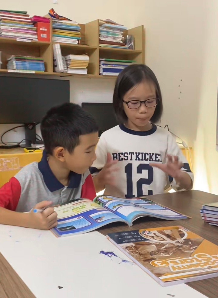 Cô bé 9 tuổi gây sốt vì dạy em trai "chất" như cô giáo, nói tiếng Anh siêu chuẩn- Ảnh 7.