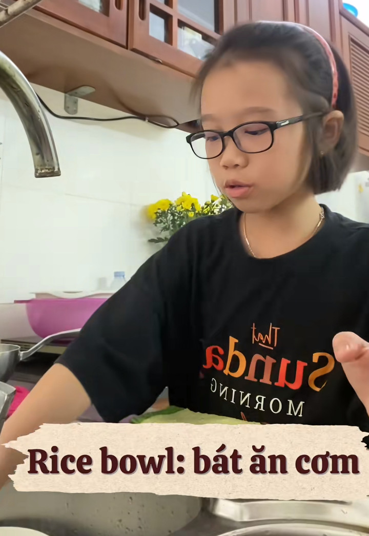 Cô bé 9 tuổi gây sốt vì dạy em trai "chất" như cô giáo, nói tiếng Anh siêu chuẩn- Ảnh 4.