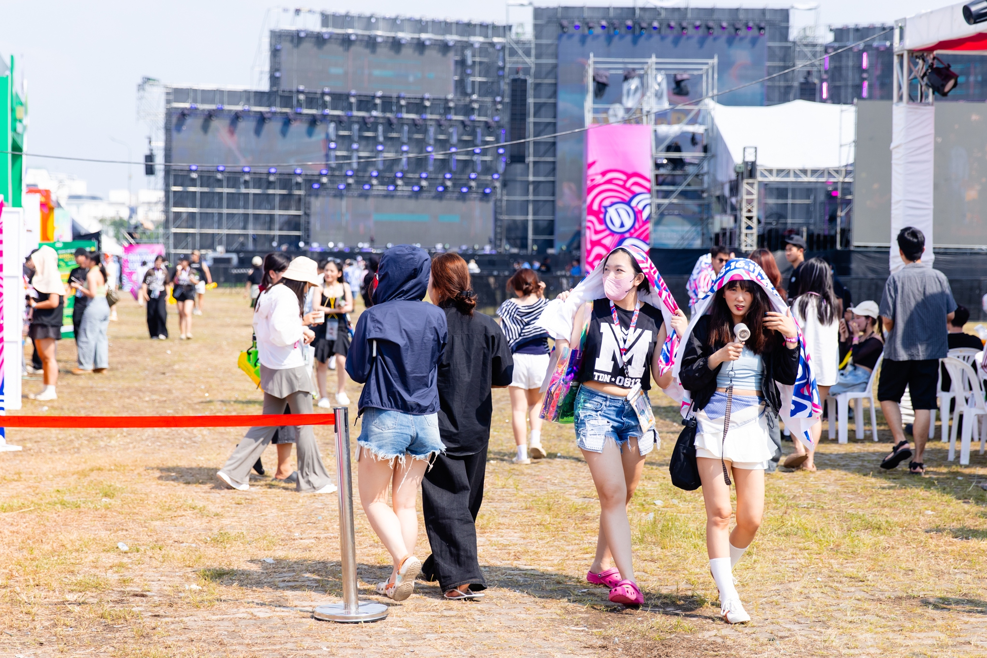 NGAY LÚC NÀY: MIN xuất hiện khiến sân khấu WATERBOMB “nổ tung”, hàng nghìn khán giả ướt sũng vì màn phun nước cực đã!- Ảnh 9. NGAY LÚC NÀY: MIN xuất hiện khiến sân khấu WATERBOMB “nổ tung”, hàng nghìn khán giả ướt sũng vì màn phun nước cực đã!- Ảnh 9.