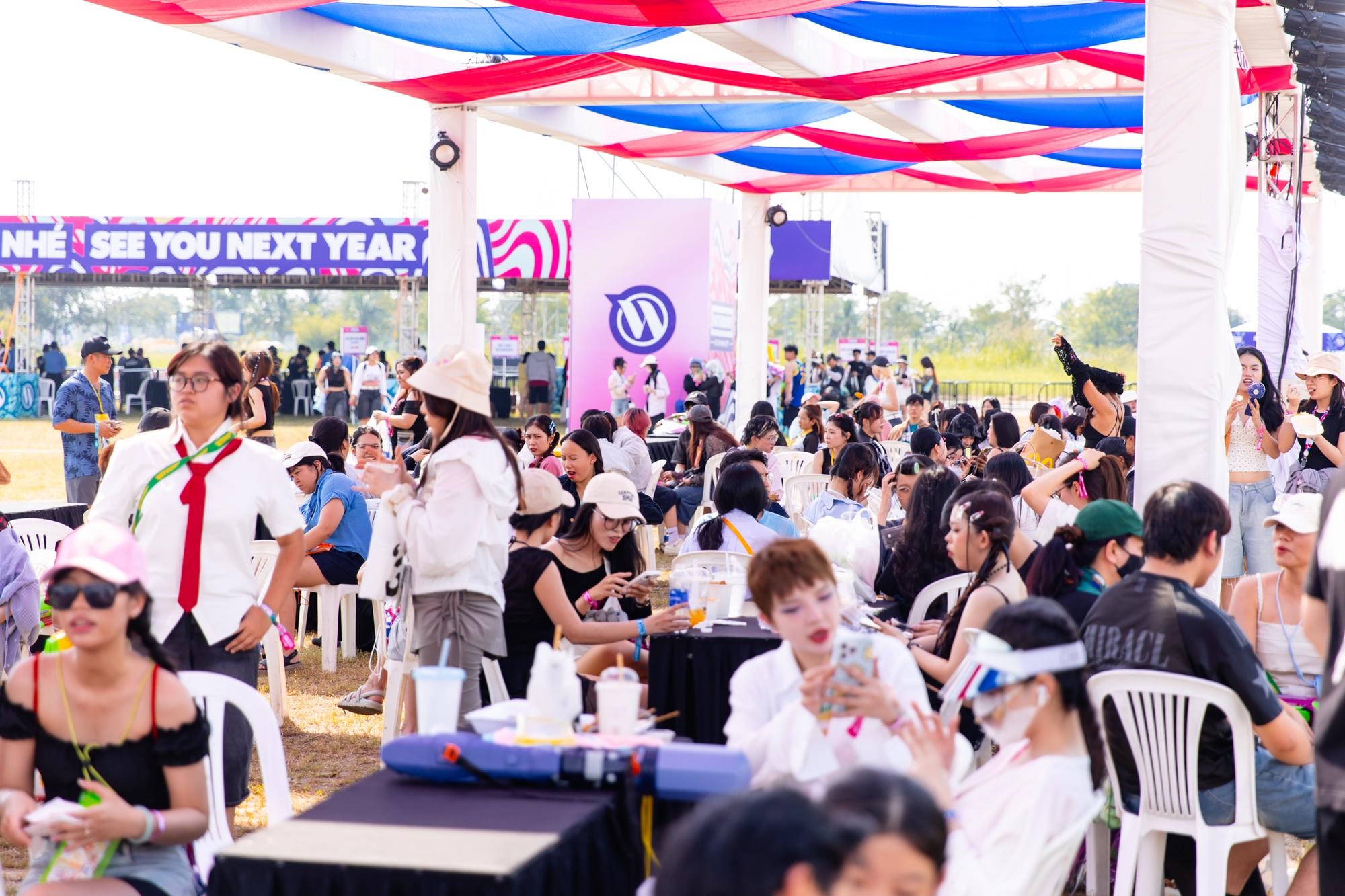 NGAY LÚC NÀY: MIN xuất hiện khiến sân khấu WATERBOMB “nổ tung”, hàng nghìn khán giả ướt sũng vì màn phun nước cực đã!- Ảnh 8. NGAY LÚC NÀY: MIN xuất hiện khiến sân khấu WATERBOMB “nổ tung”, hàng nghìn khán giả ướt sũng vì màn phun nước cực đã!- Ảnh 8.