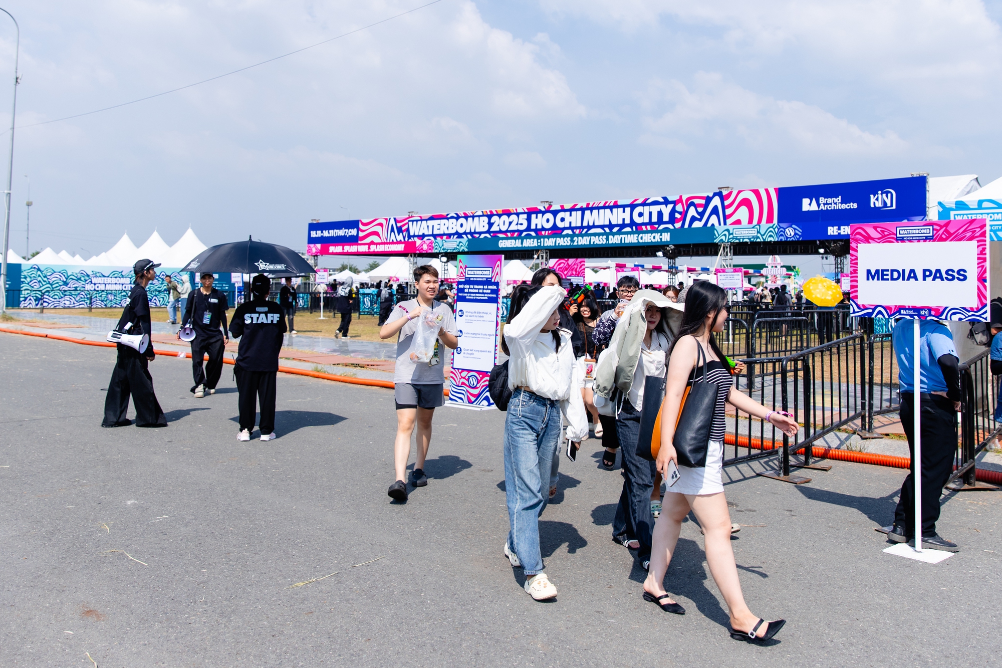 NGAY LÚC NÀY: MIN xuất hiện khiến sân khấu WATERBOMB “nổ tung”, hàng nghìn khán giả ướt sũng vì màn phun nước cực đã!- Ảnh 13. NGAY LÚC NÀY: MIN xuất hiện khiến sân khấu WATERBOMB “nổ tung”, hàng nghìn khán giả ướt sũng vì màn phun nước cực đã!- Ảnh 13.