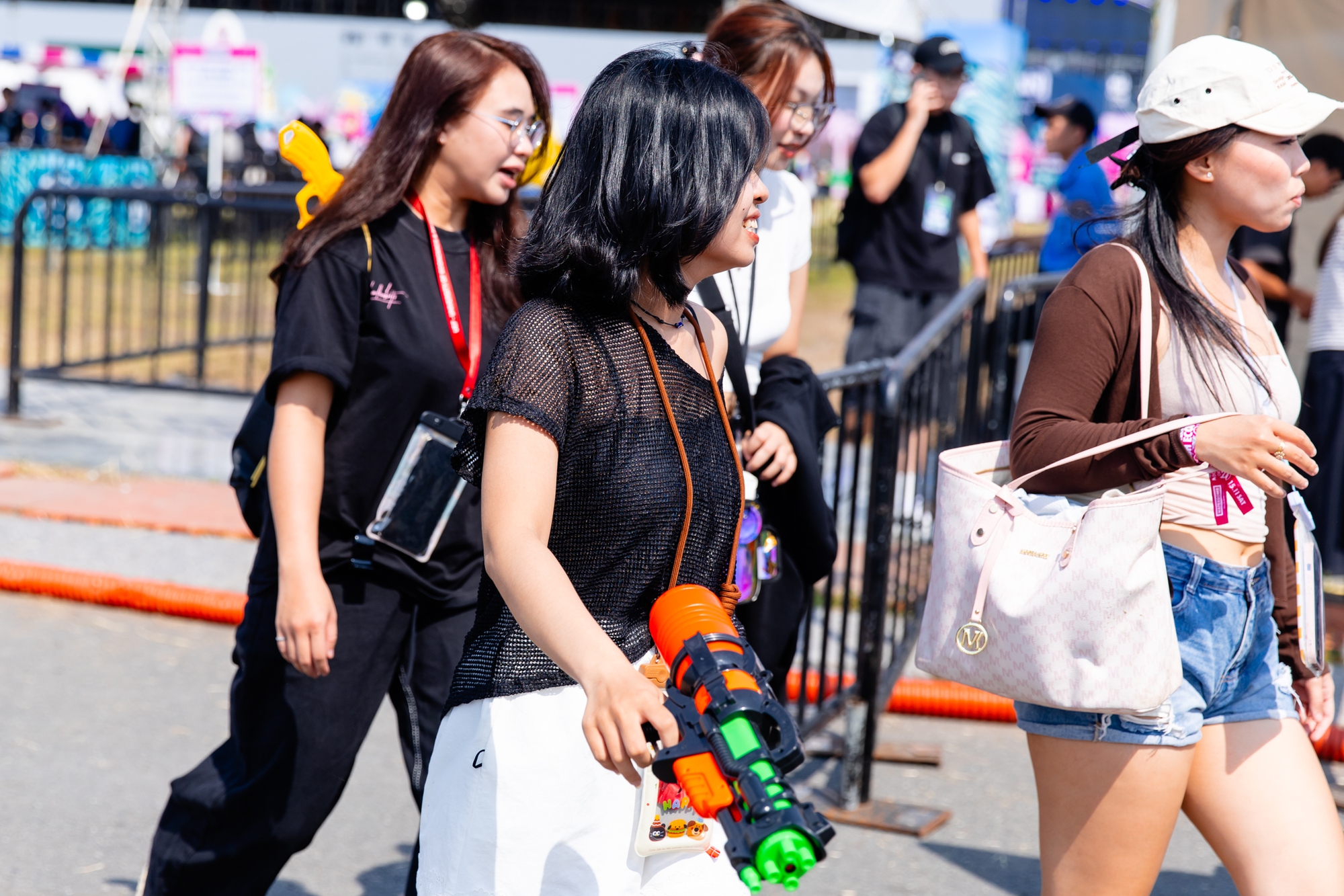 NGAY LÚC NÀY: MIN xuất hiện khiến sân khấu WATERBOMB “nổ tung”, hàng nghìn khán giả ướt sũng vì màn phun nước cực đã!- Ảnh 12. NGAY LÚC NÀY: MIN xuất hiện khiến sân khấu WATERBOMB “nổ tung”, hàng nghìn khán giả ướt sũng vì màn phun nước cực đã!- Ảnh 12.