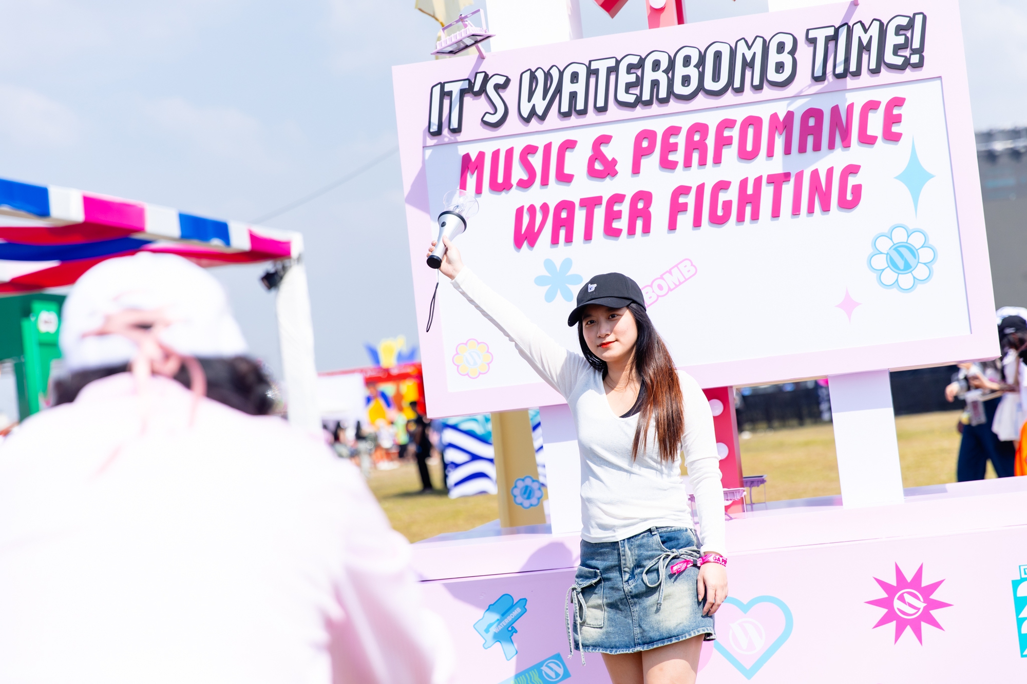 NGAY LÚC NÀY: MIN xuất hiện khiến sân khấu WATERBOMB “nổ tung”, hàng nghìn khán giả ướt sũng vì màn phun nước cực đã!- Ảnh 20. NGAY LÚC NÀY: MIN xuất hiện khiến sân khấu WATERBOMB “nổ tung”, hàng nghìn khán giả ướt sũng vì màn phun nước cực đã!- Ảnh 20.