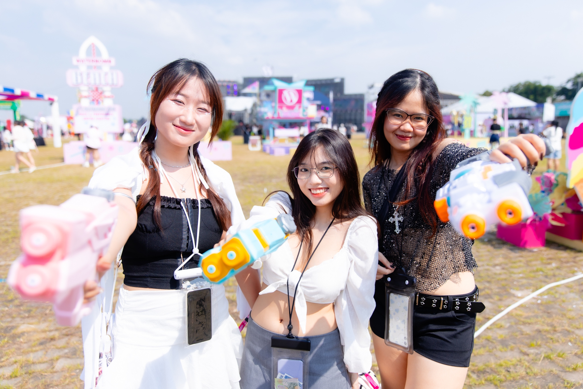 NGAY LÚC NÀY: MIN xuất hiện khiến sân khấu WATERBOMB “nổ tung”, hàng nghìn khán giả ướt sũng vì màn phun nước cực đã!- Ảnh 17. NGAY LÚC NÀY: MIN xuất hiện khiến sân khấu WATERBOMB “nổ tung”, hàng nghìn khán giả ướt sũng vì màn phun nước cực đã!- Ảnh 17.