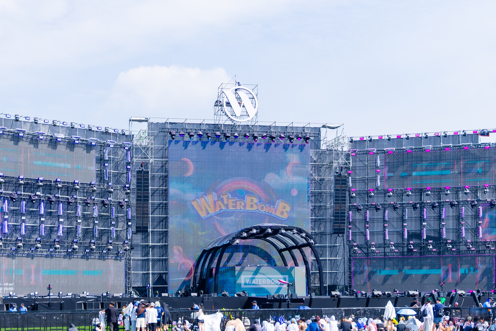 NGAY LÚC NÀY: MIN xuất hiện khiến sân khấu WATERBOMB “nổ tung”, hàng nghìn khán giả ướt sũng vì màn phun nước cực đã!- Ảnh 23. NGAY LÚC NÀY: MIN xuất hiện khiến sân khấu WATERBOMB “nổ tung”, hàng nghìn khán giả ướt sũng vì màn phun nước cực đã!- Ảnh 23.