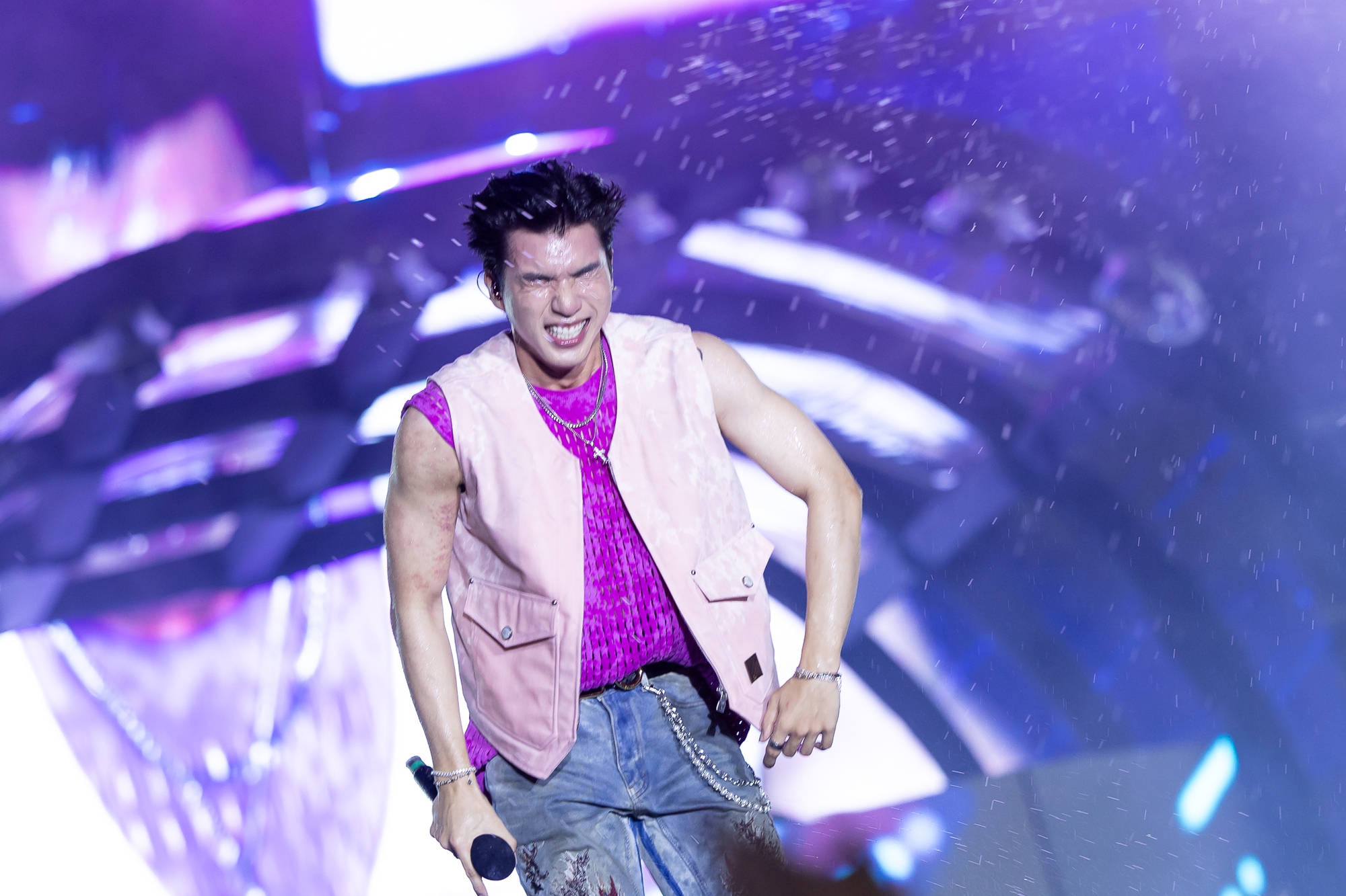 HIEUTHUHAI lộ cả bắp tay bầm tím sau 4 tháng 