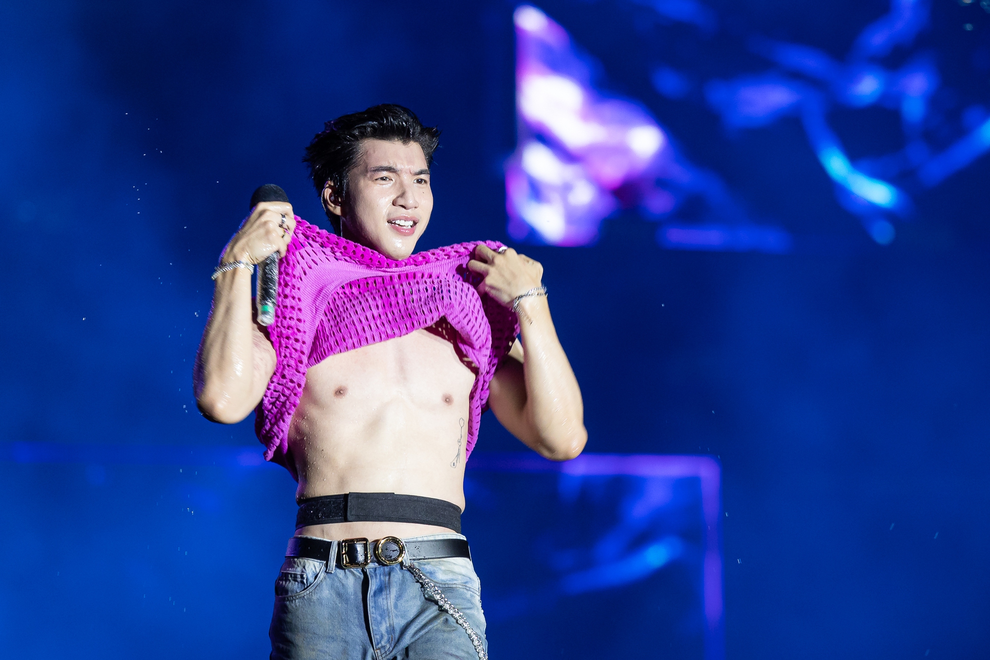 HIEUTHUHAI lộ cả bắp tay bầm tím sau 4 tháng 